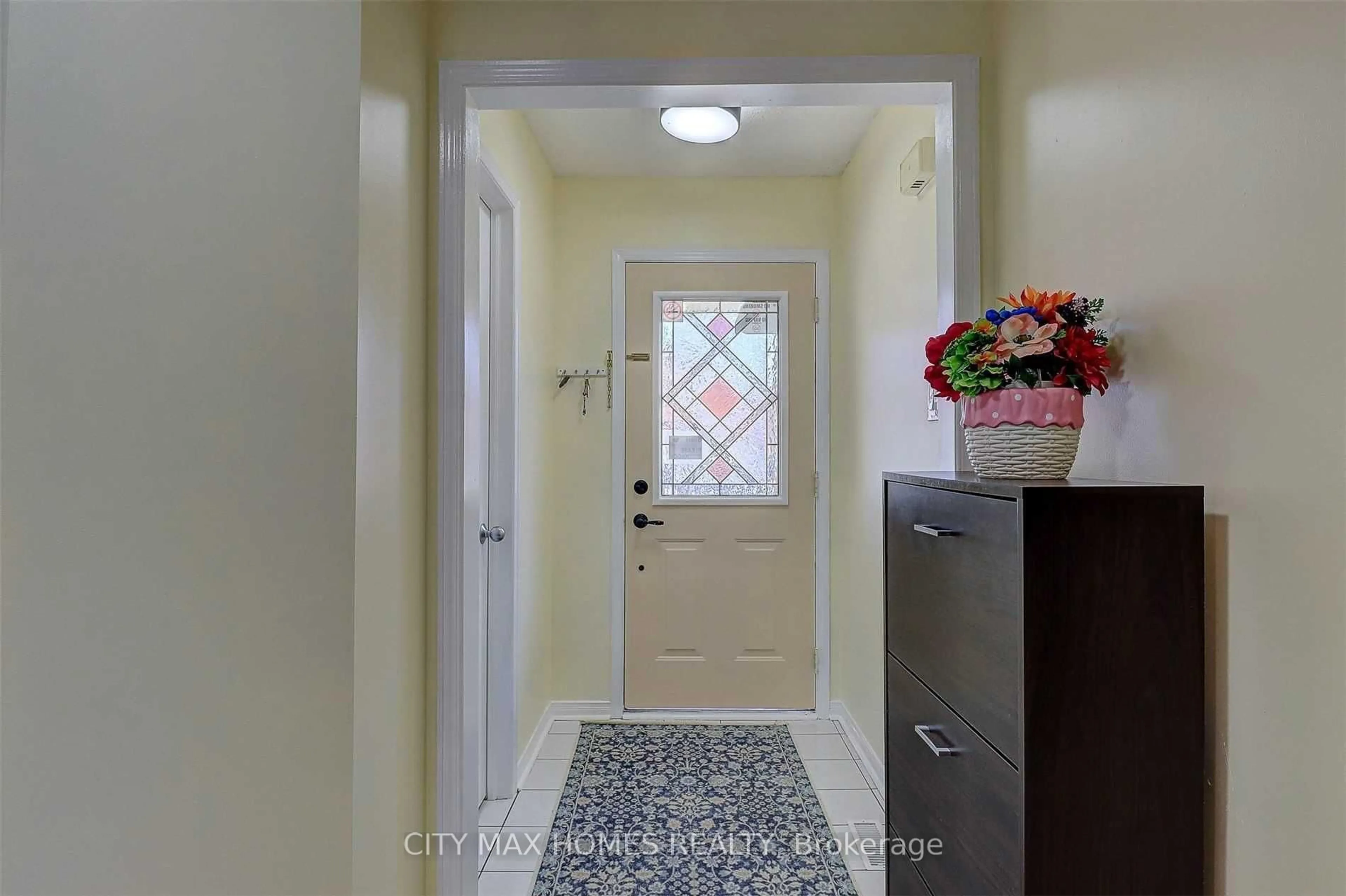 Indoor entryway for 4 Cranberry Cres, Brampton Ontario L6Y 4P6