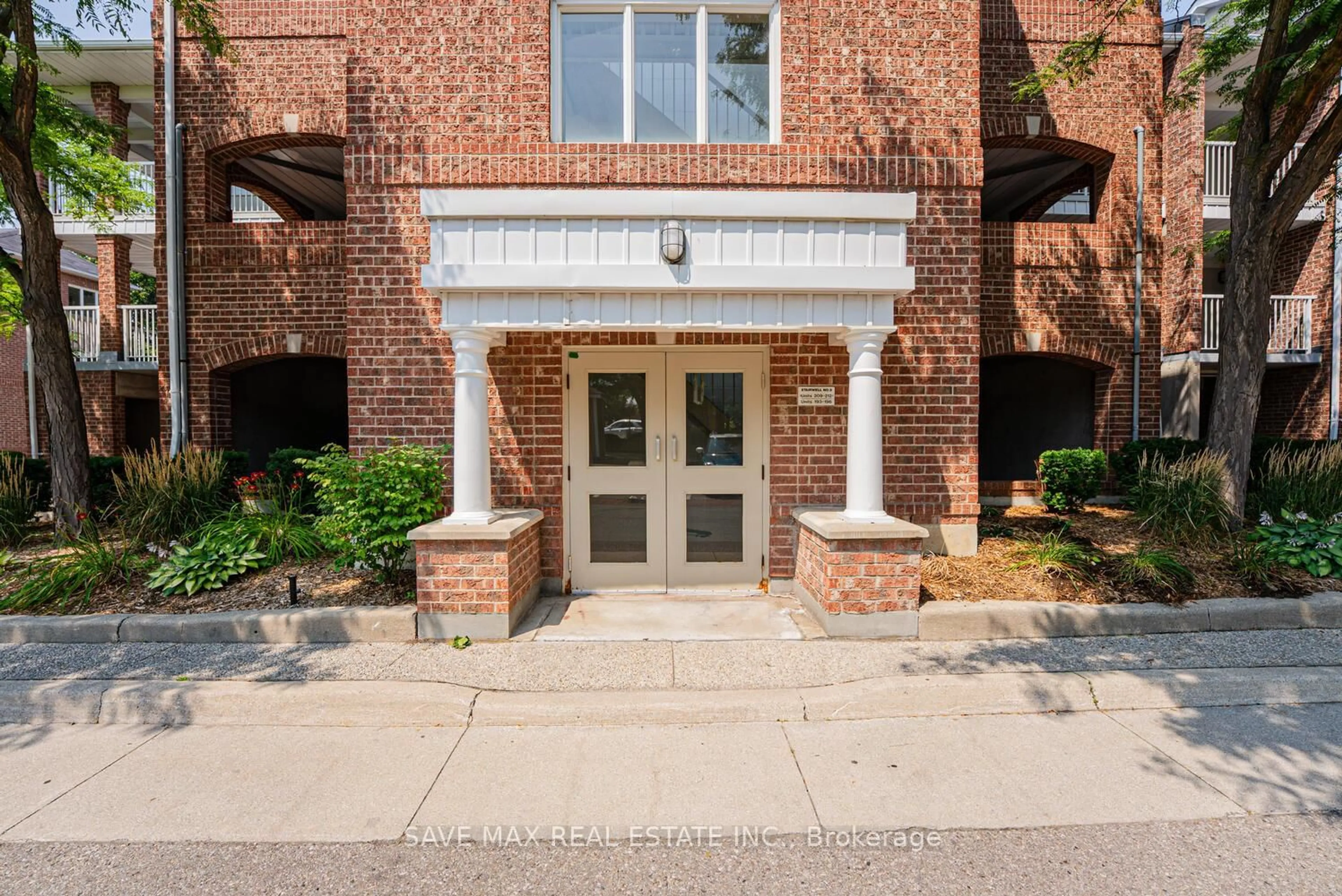 Indoor foyer for 103 Bristol Rd #212, Mississauga Ontario L4Z 3P4