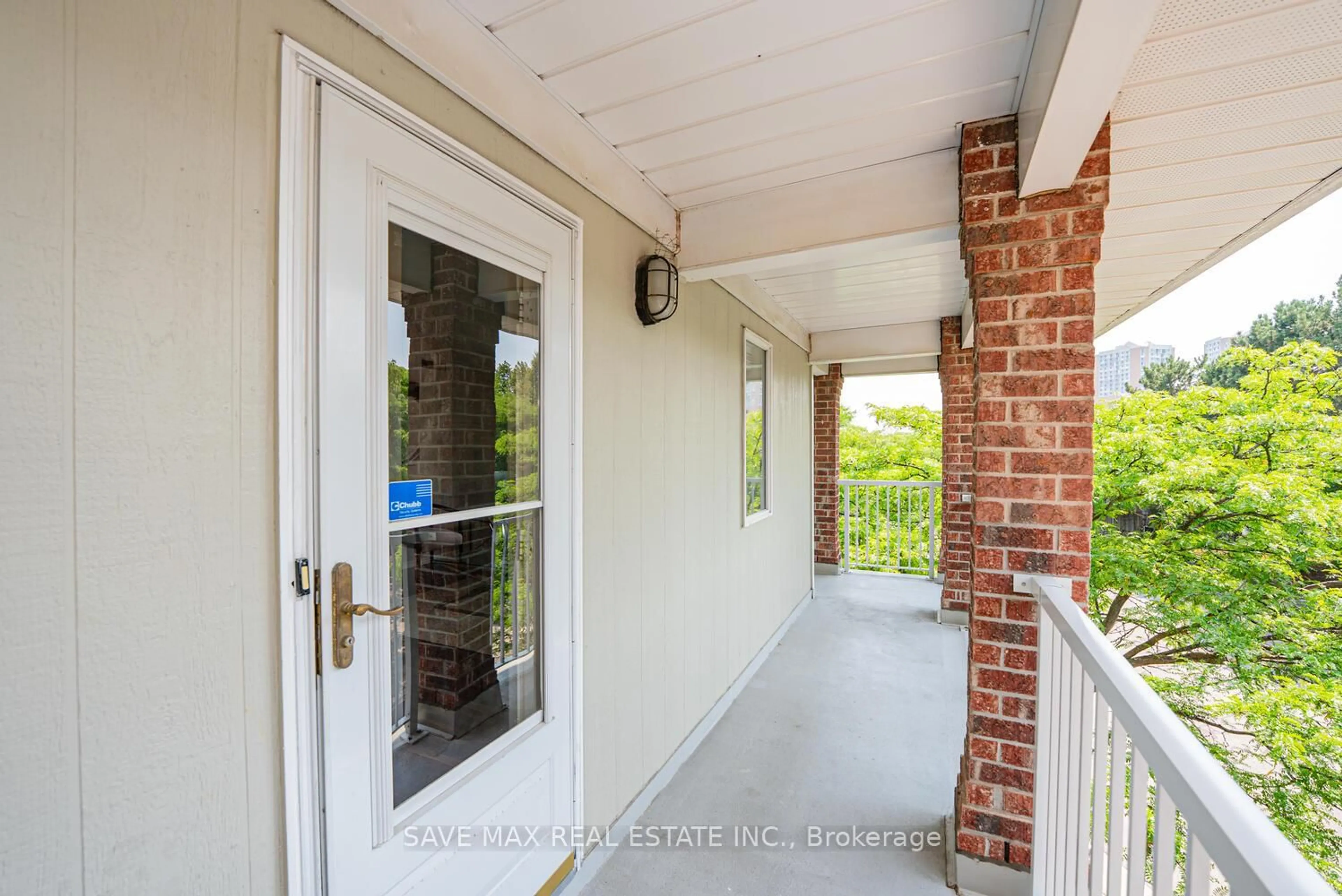 Indoor entryway for 103 Bristol Rd #212, Mississauga Ontario L4Z 3P4
