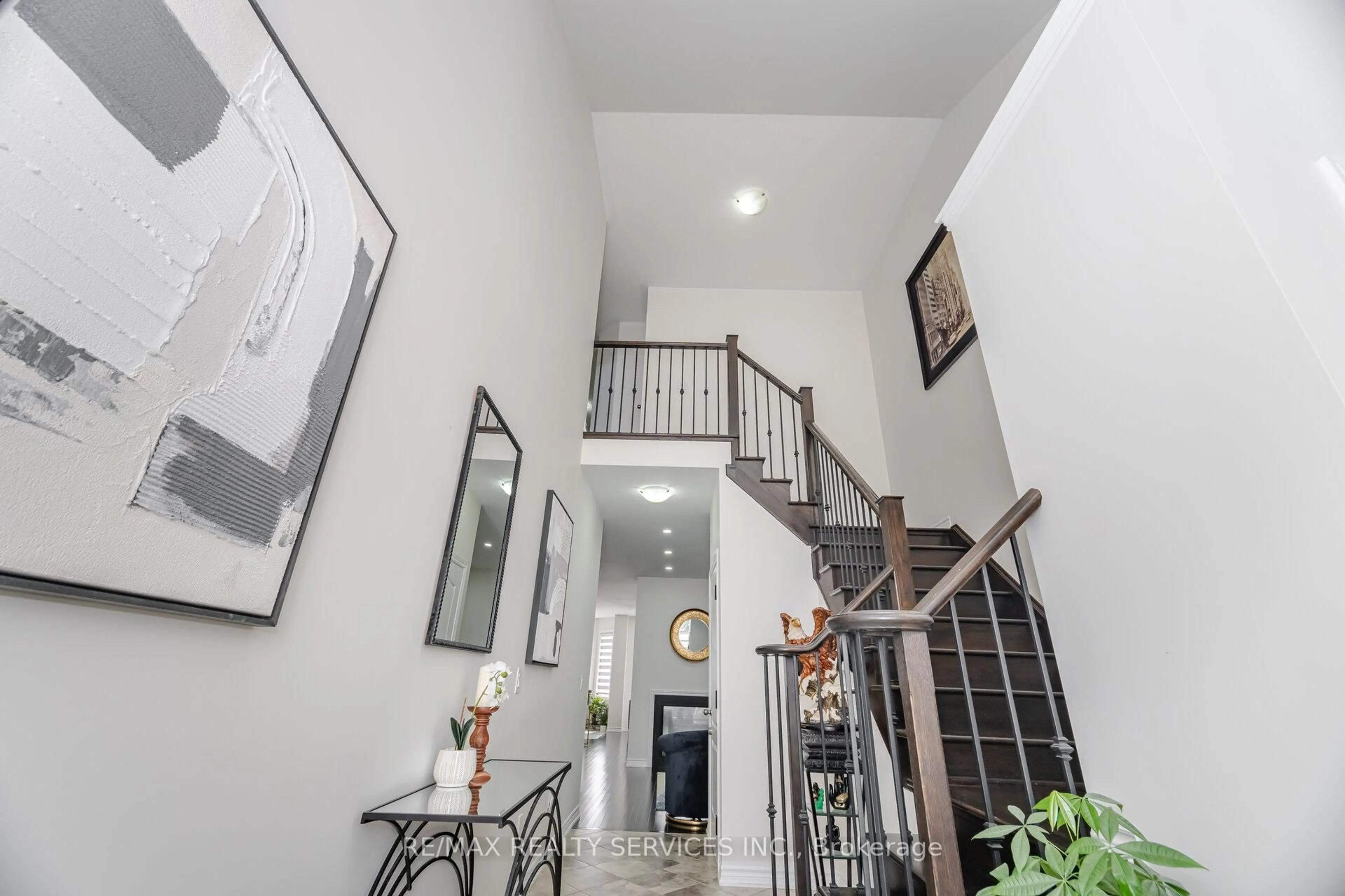 Indoor foyer for 97 Fawnridge Rd, Caledon Ontario L7C 4B9