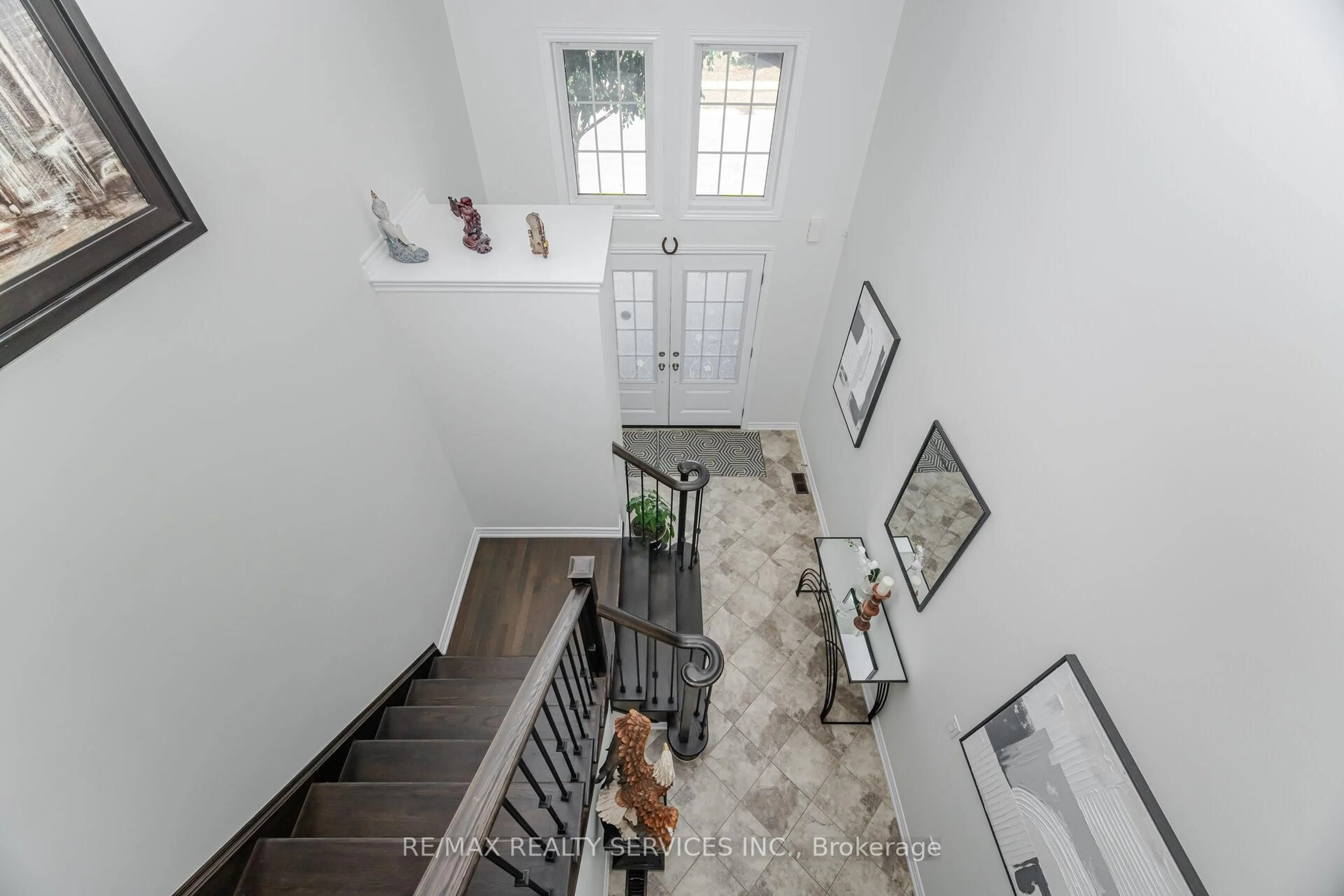 Indoor foyer for 97 Fawnridge Rd, Caledon Ontario L7C 4B9