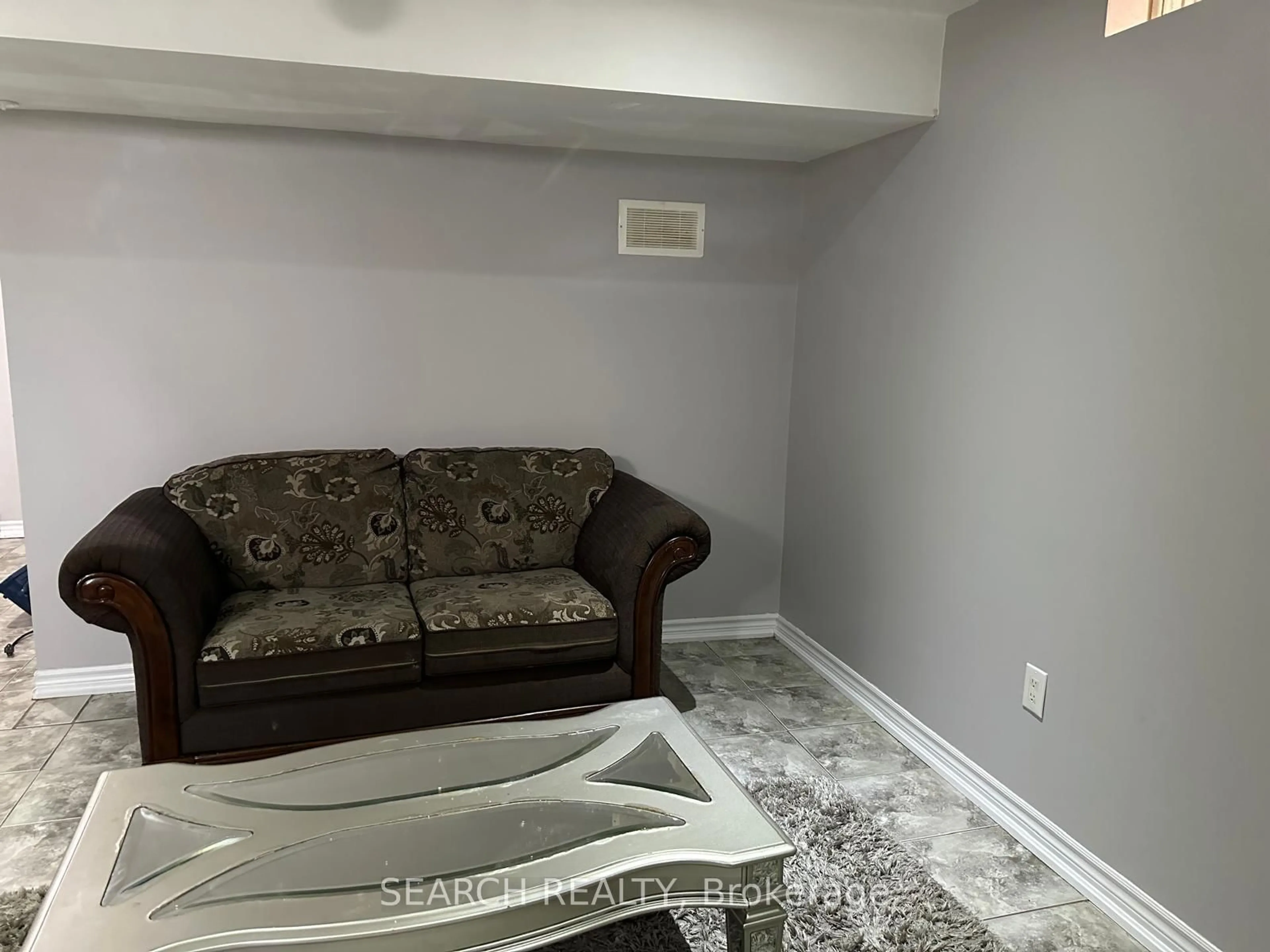 Living room with furniture, carpet floor for 455 Scott Blvd, Milton Ontario L9T 0V1