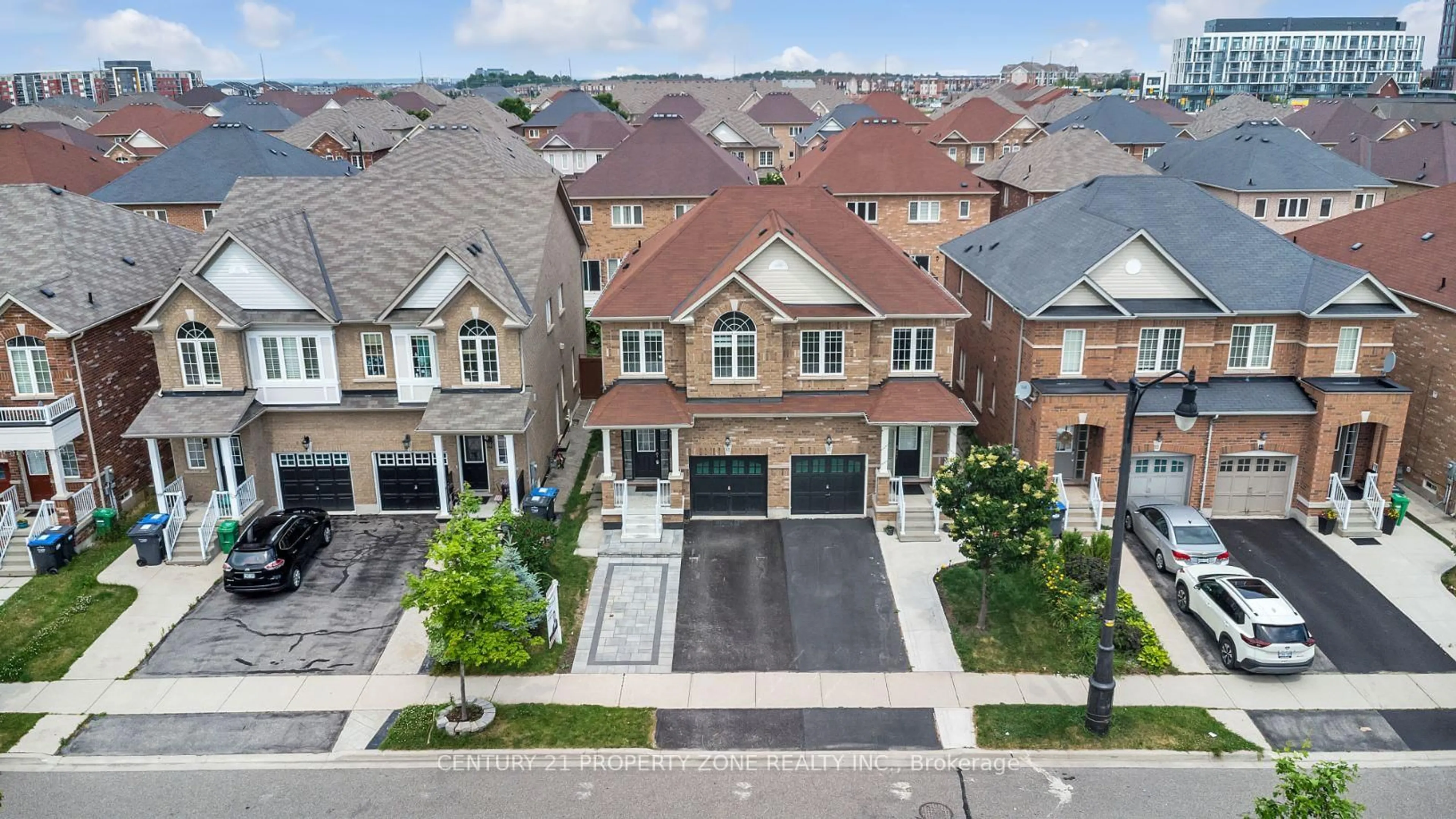 A pic from outside/outdoor area/front of a property/back of a property/a pic from drone, street for 17 Crumlin Cres, Brampton Ontario L6X 0Y4