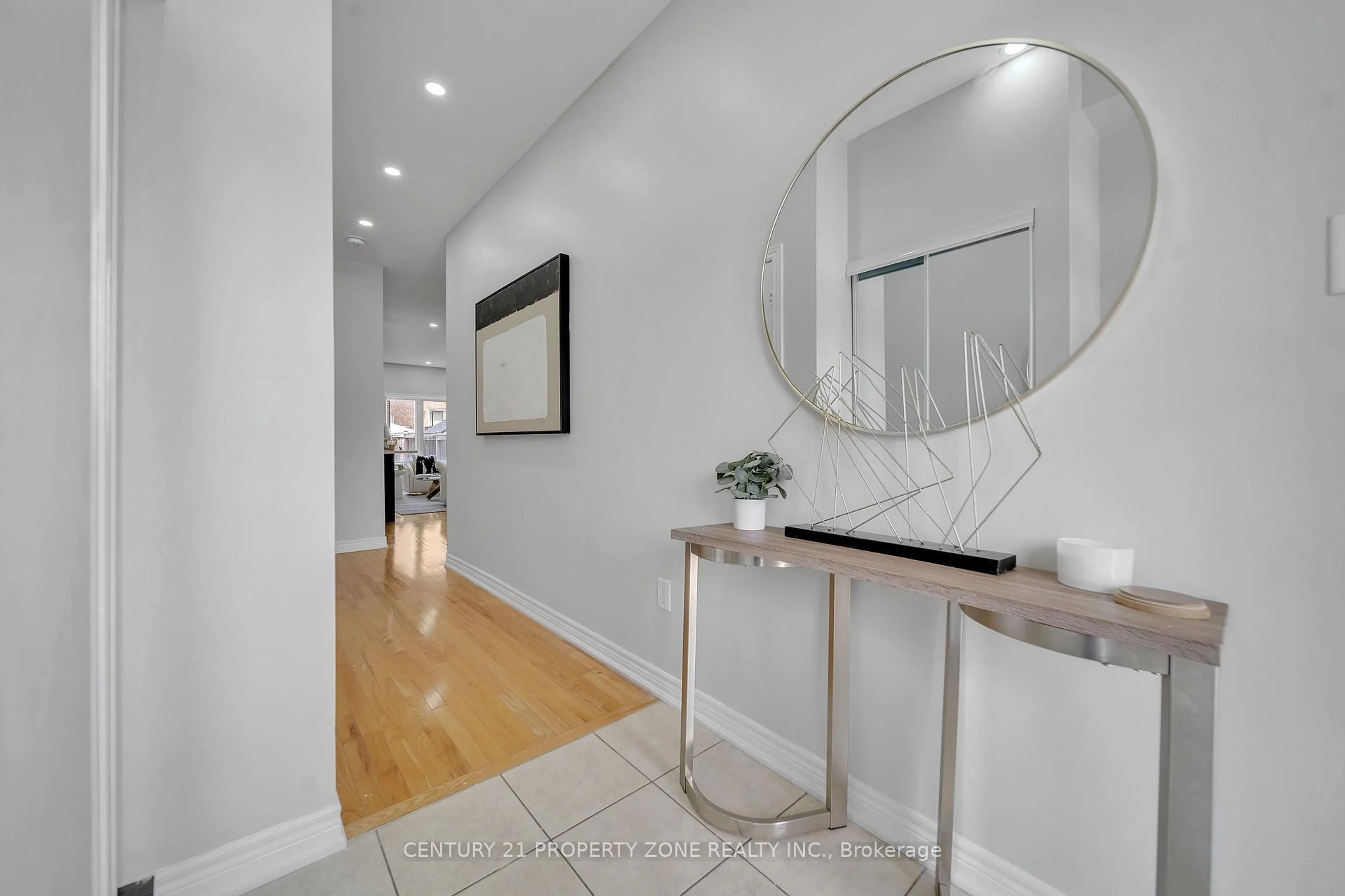 Indoor entryway for 17 Crumlin Cres, Brampton Ontario L6X 0Y4