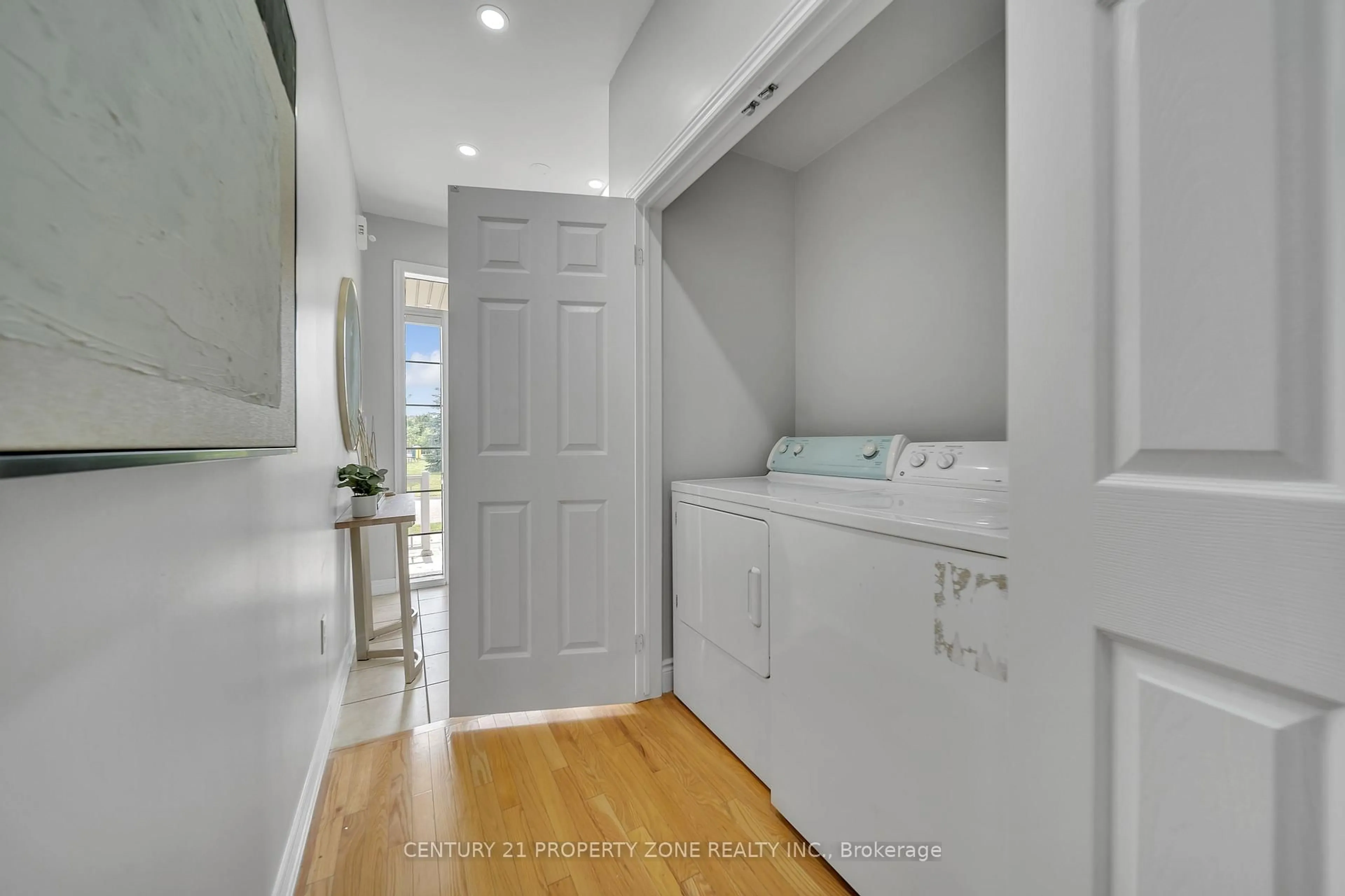 Laundry room for 17 Crumlin Cres, Brampton Ontario L6X 0Y4