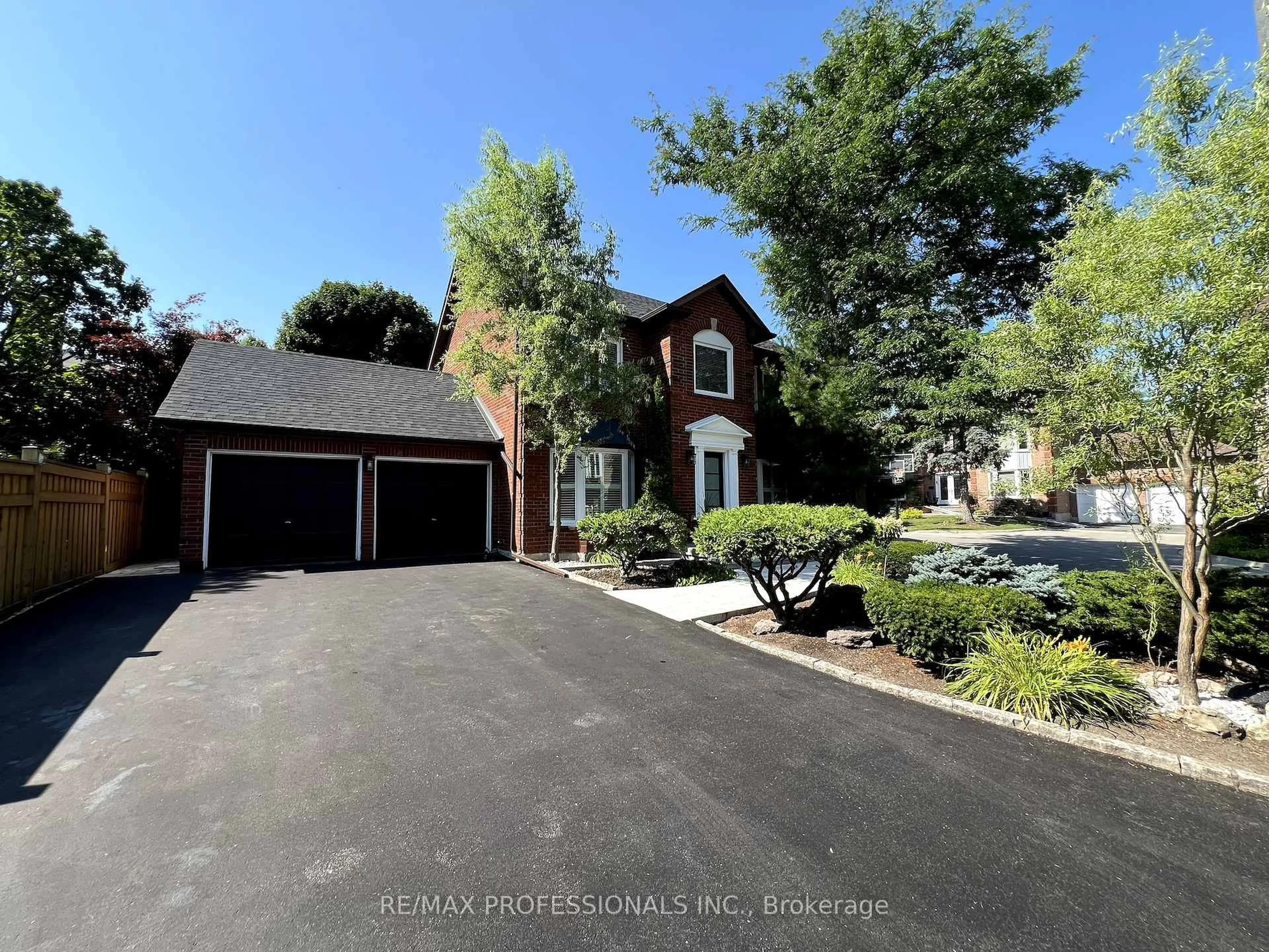 A pic from outside/outdoor area/front of a property/back of a property/a pic from drone, street for 6604 Tenth Line, Mississauga Ontario L5N 4S1