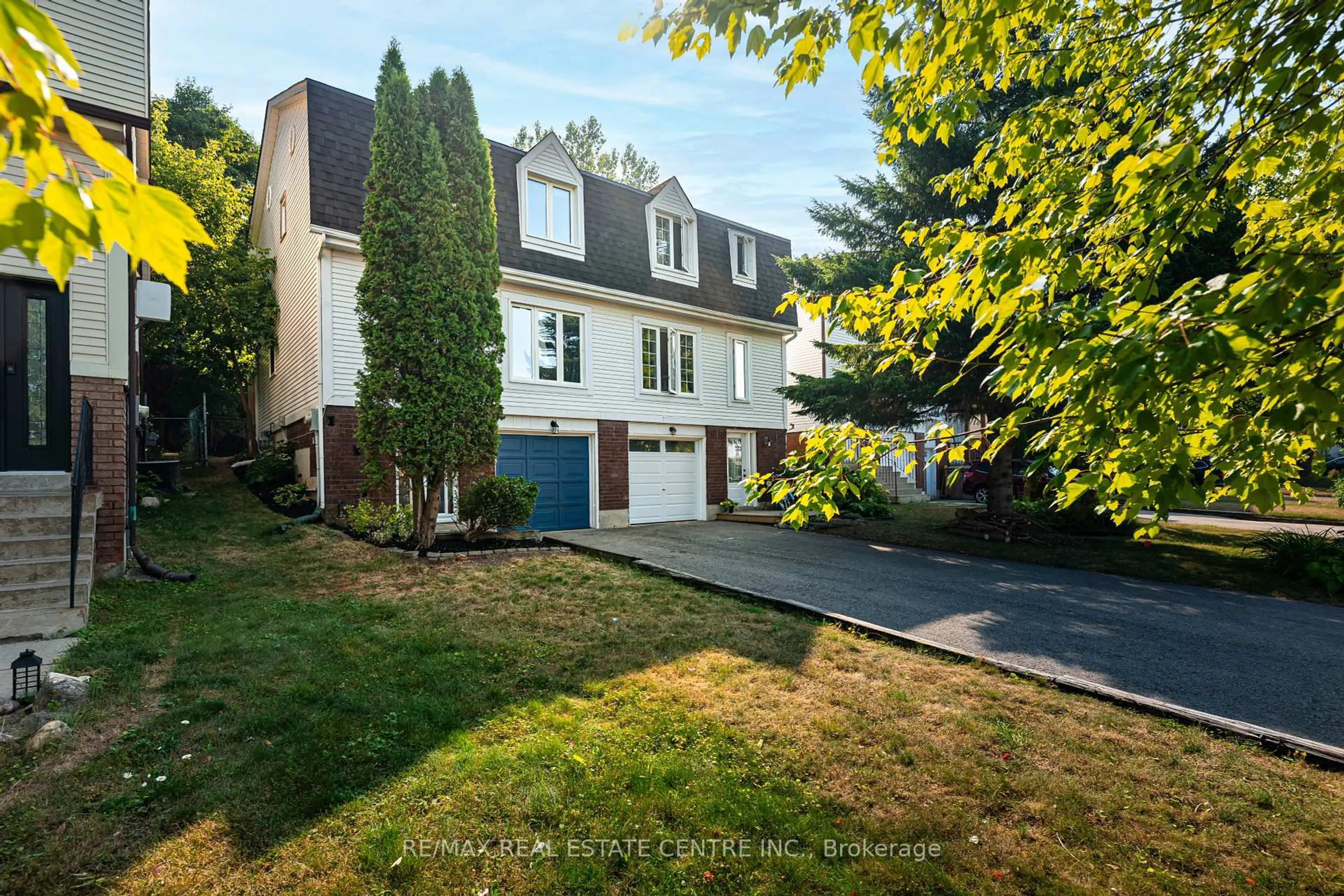 A pic from outside/outdoor area/front of a property/back of a property/a pic from drone, street for 26 Lakeview Crt, Orangeville Ontario L9W 4P2
