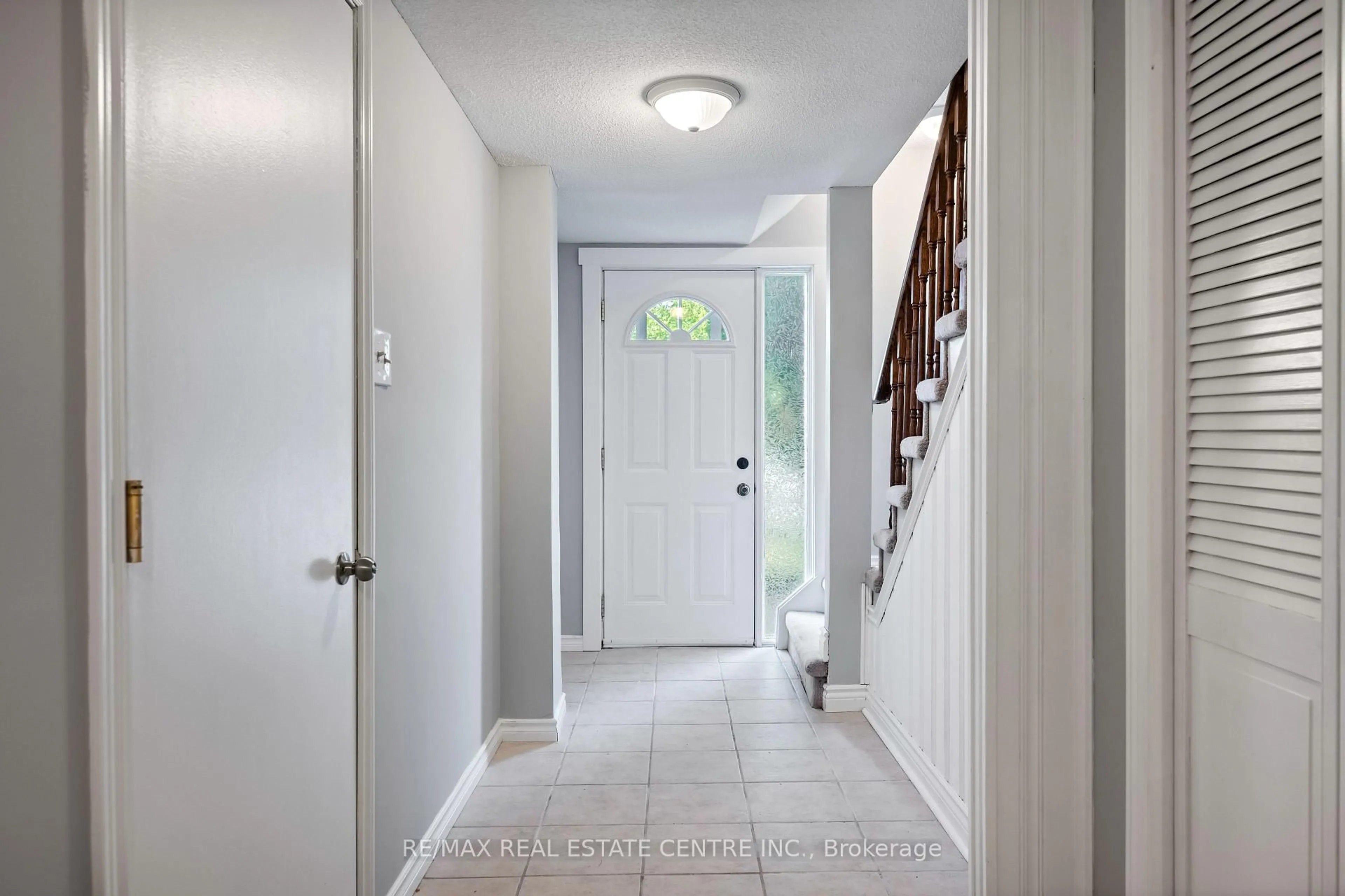 Indoor entryway for 26 Lakeview Crt, Orangeville Ontario L9W 4P2