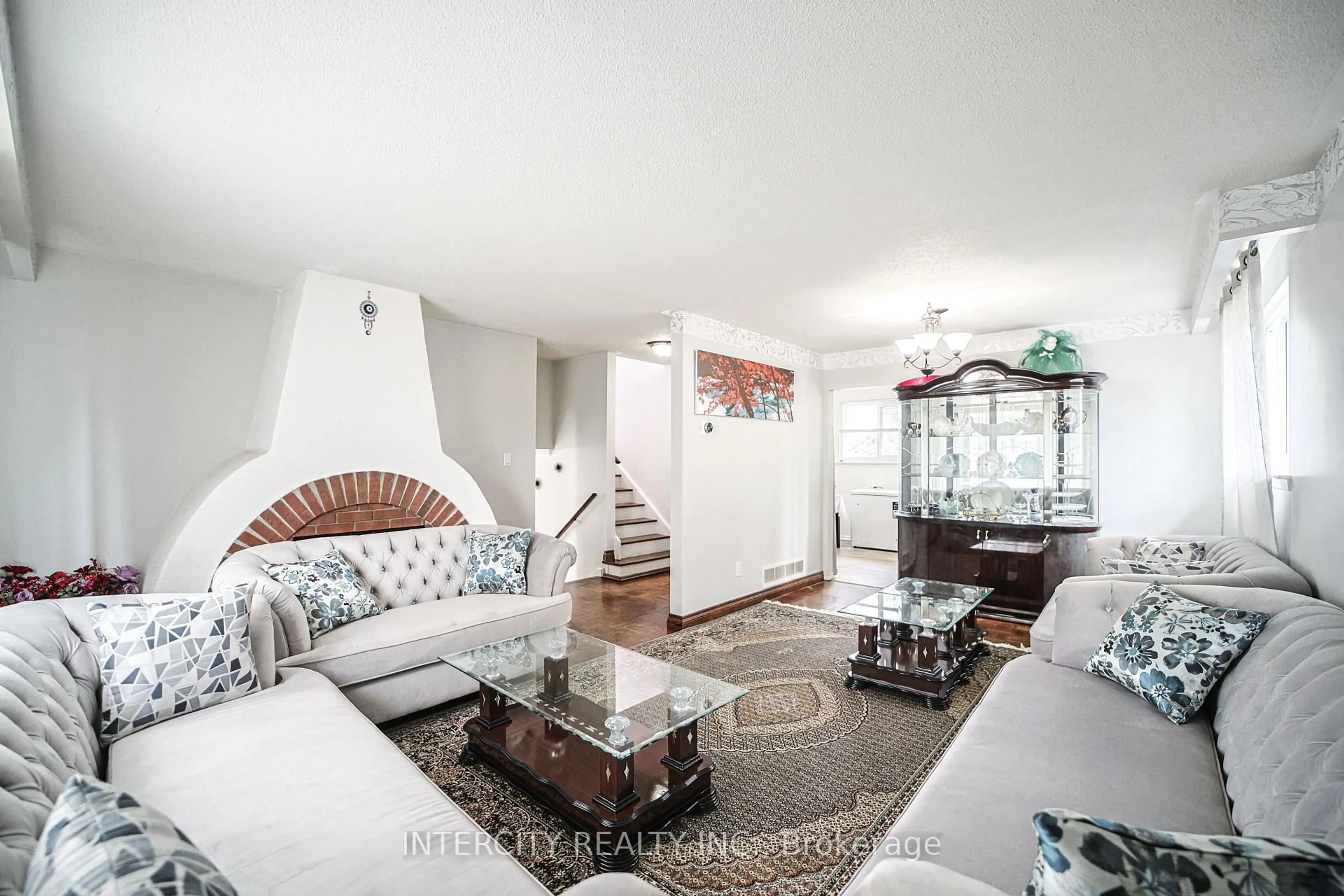 Living room with furniture, unknown for 24 Grovetree Pl, Brampton Ontario L6S 1S8