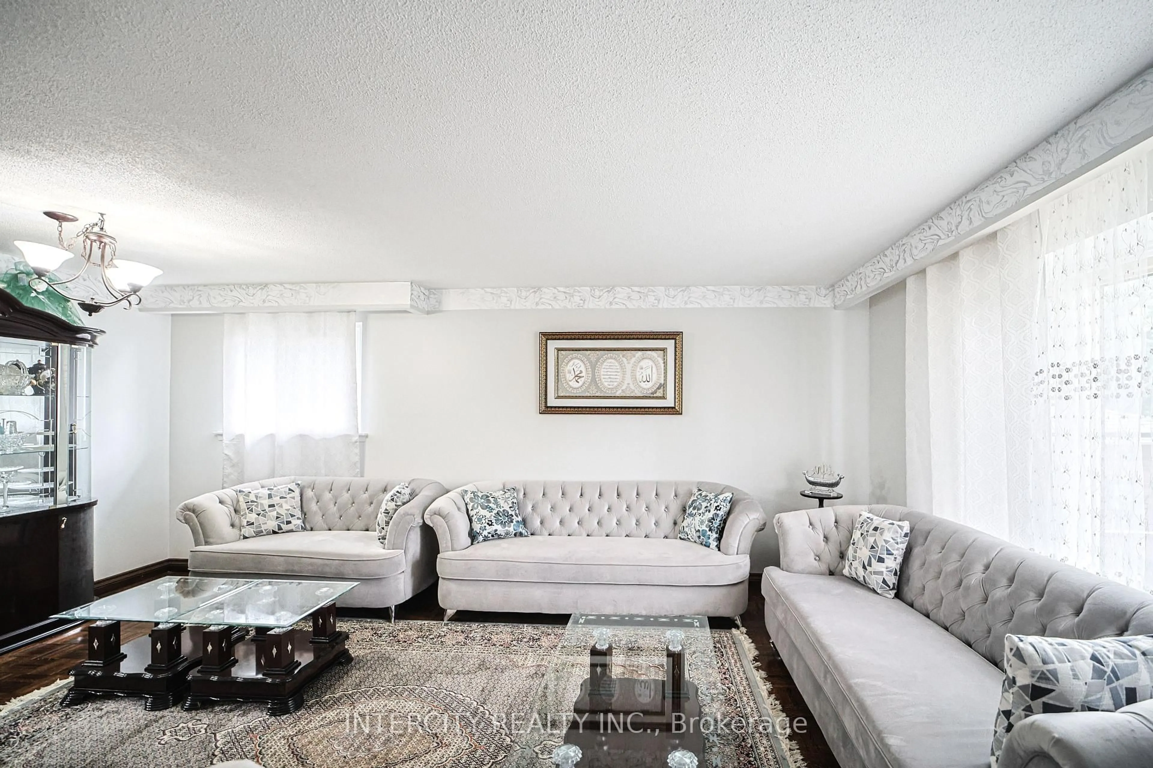 Living room with furniture, unknown for 24 Grovetree Pl, Brampton Ontario L6S 1S8
