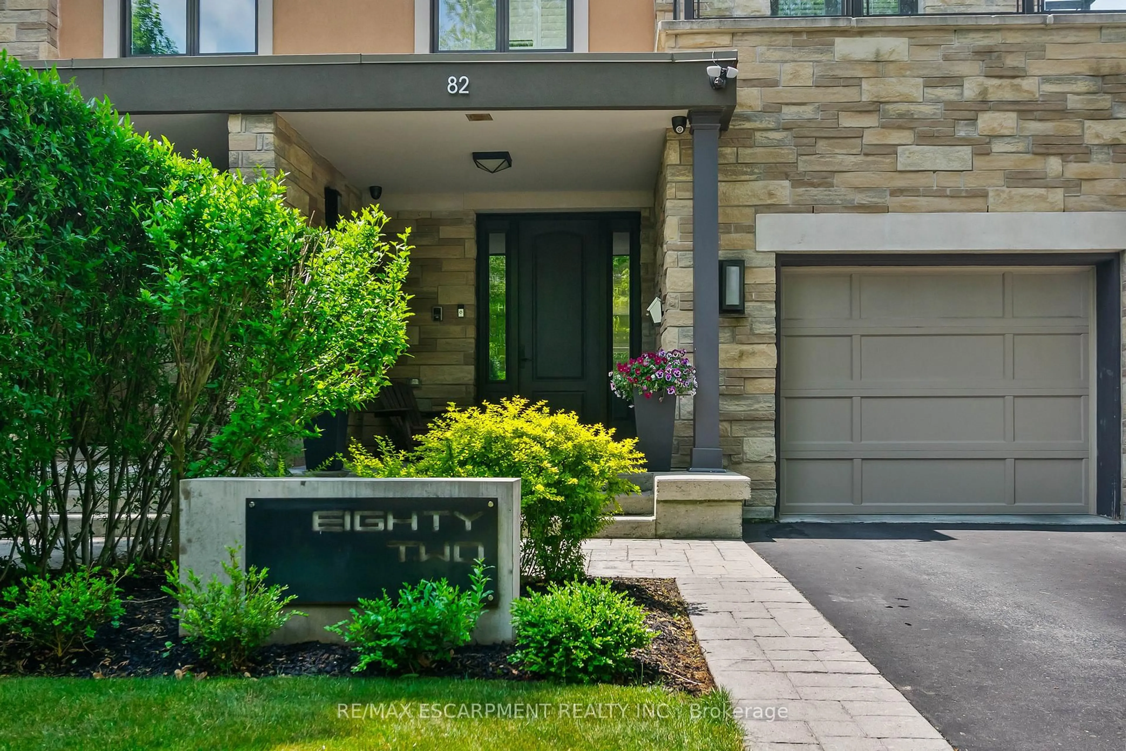 Indoor entryway for 82 Brant St, Oakville Ontario L6K 2Z6