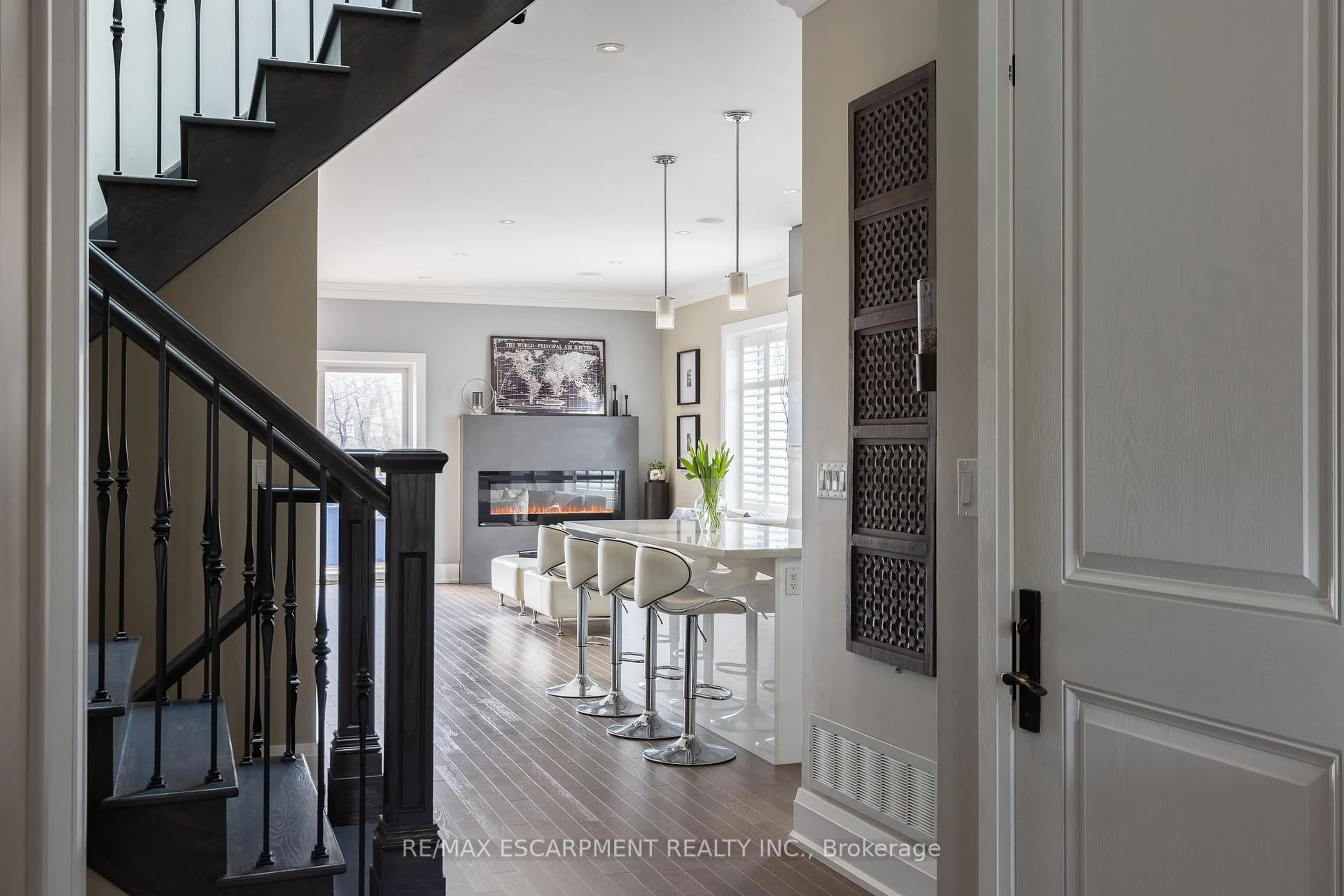 Indoor entryway for 82 Brant St, Oakville Ontario L6K 2Z6