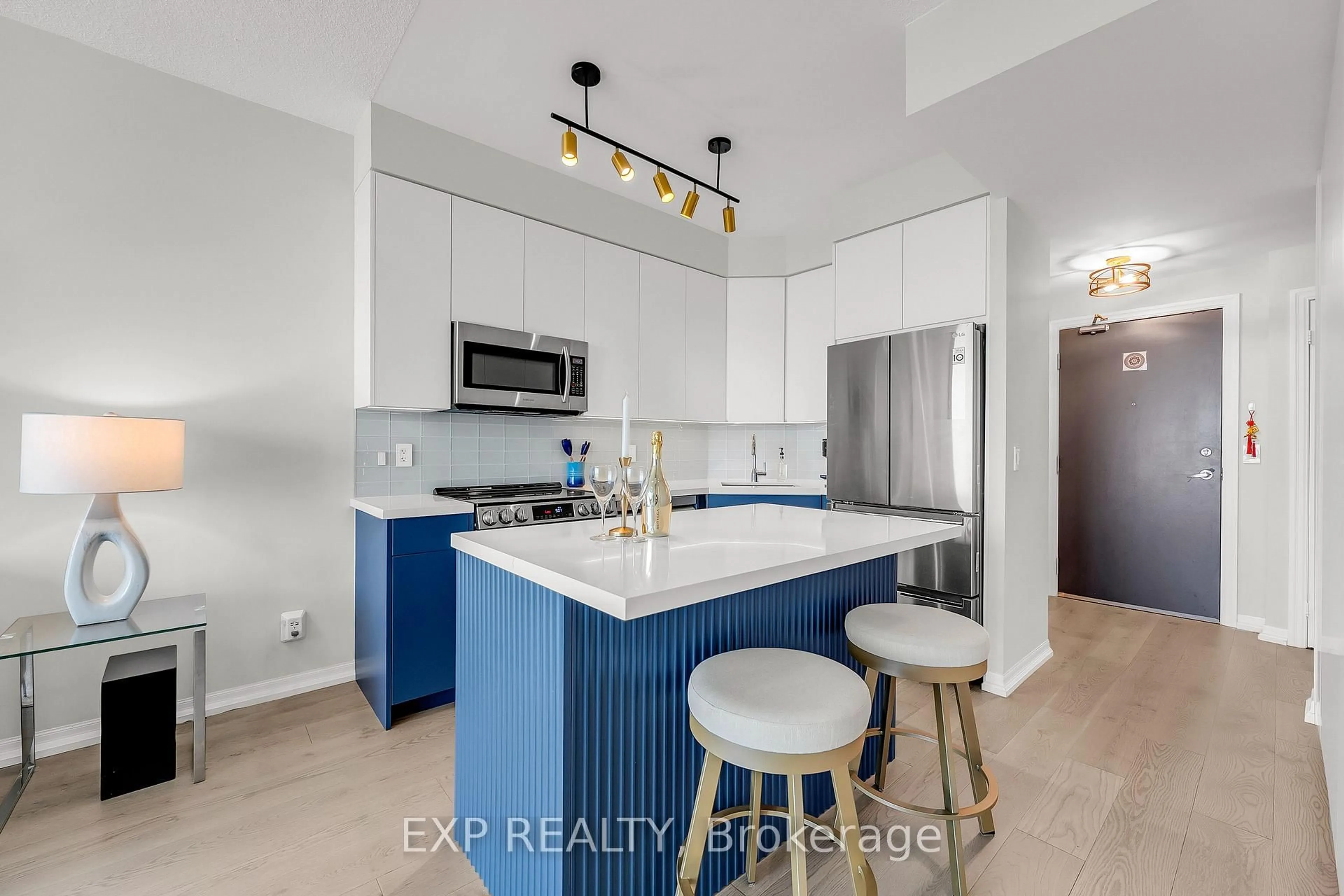 Open concept kitchen, ceramic/tile floor for 223 Webb Dr #3307, Mississauga Ontario L5B 0E8