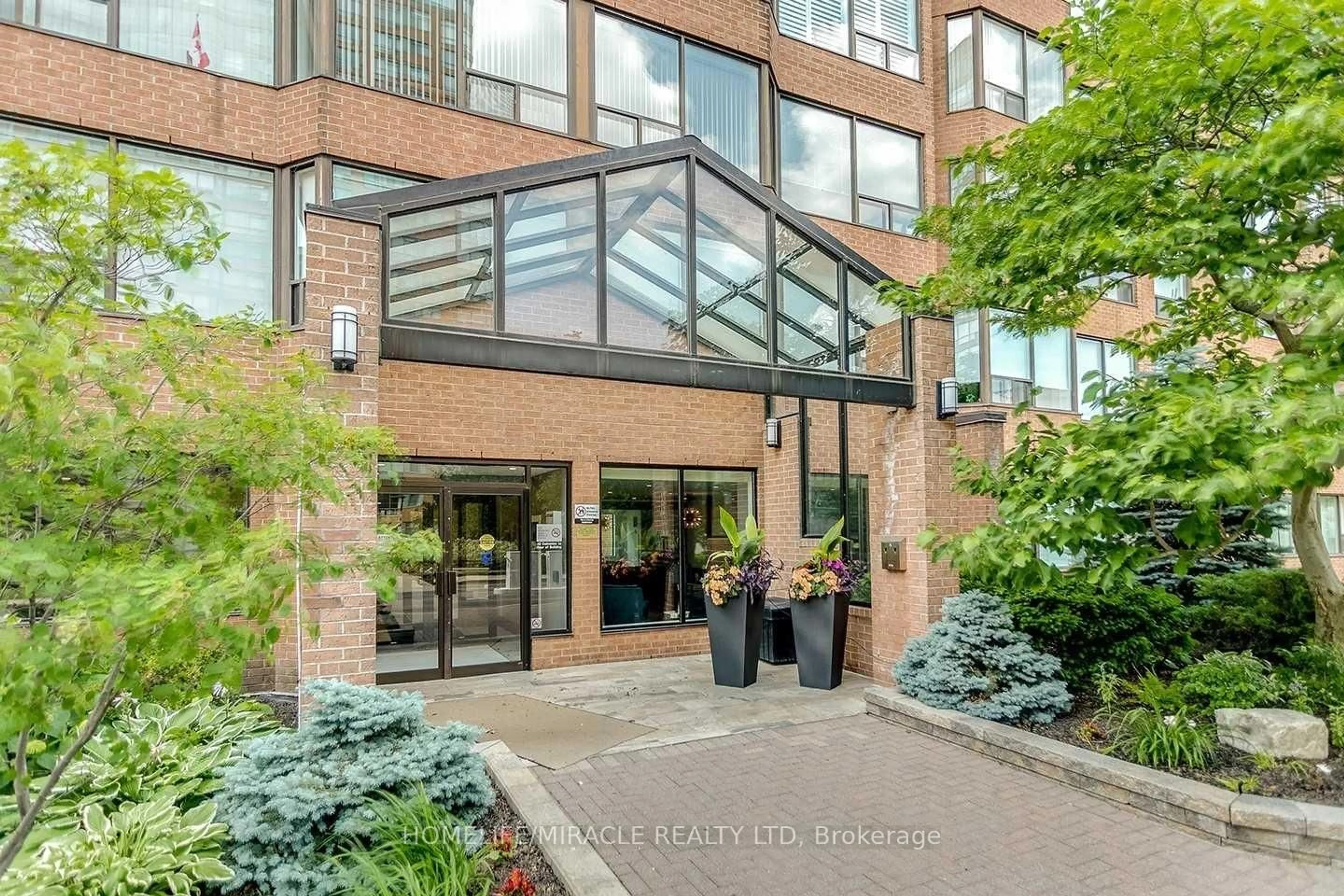 Indoor foyer for 1270 Maple Crossing Blvd #304, Burlington Ontario L7S 2J3