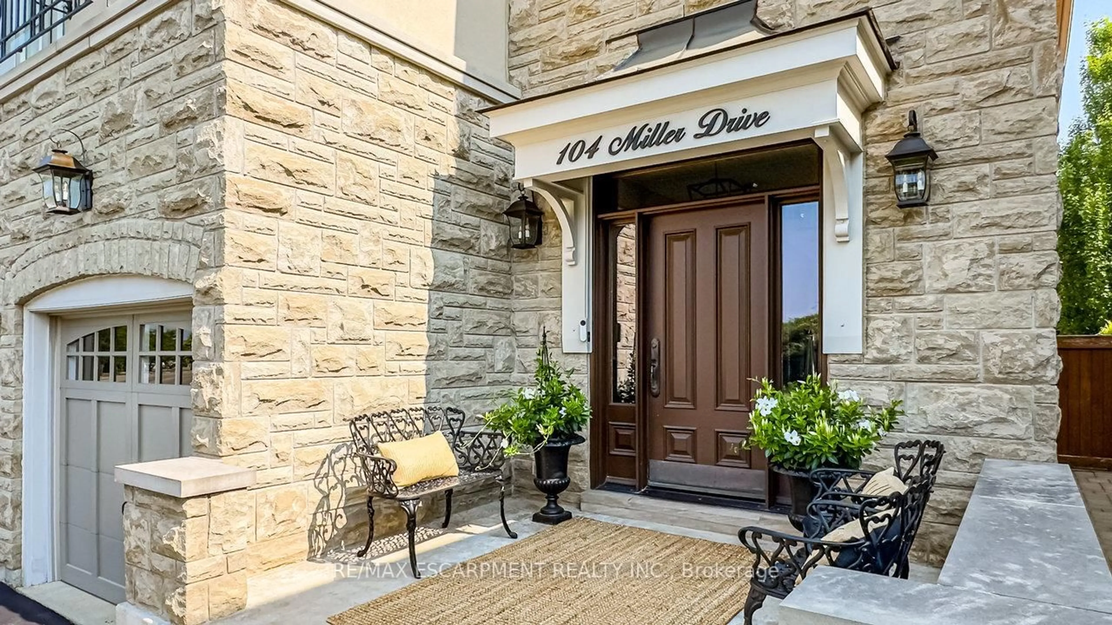 Indoor entryway for 104 Miller Dr, Halton Hills Ontario L7G 6P2