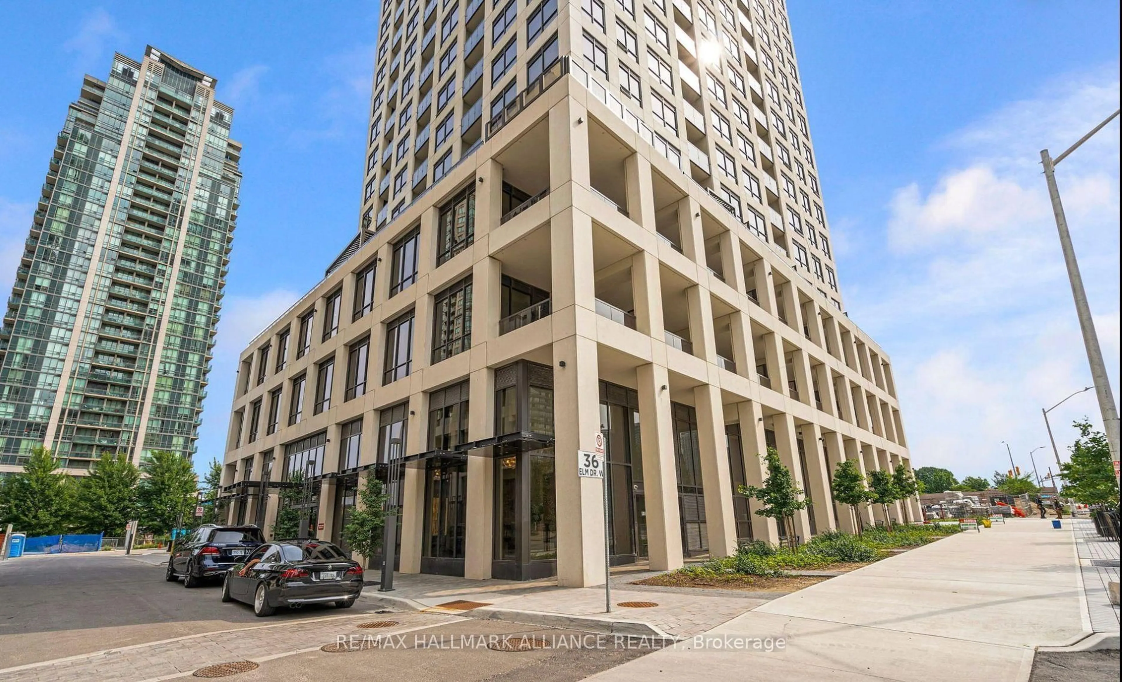 Indoor foyer for 36 Elm Dr #1209, Mississauga Ontario L5B 0N3