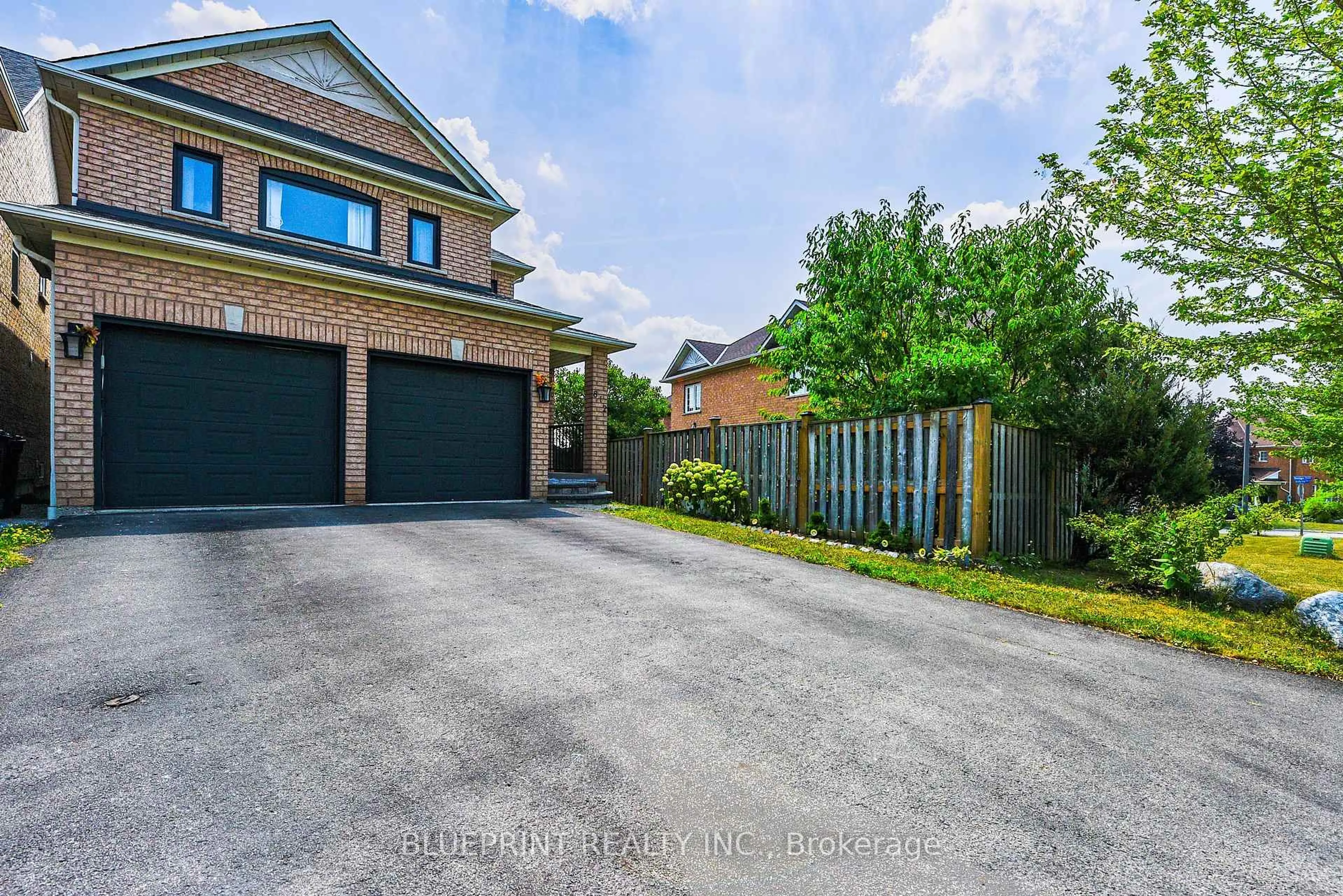 A pic from outside/outdoor area/front of a property/back of a property/a pic from drone, street for 812 Knotty Pine Grve, Mississauga Ontario L5W 1K2