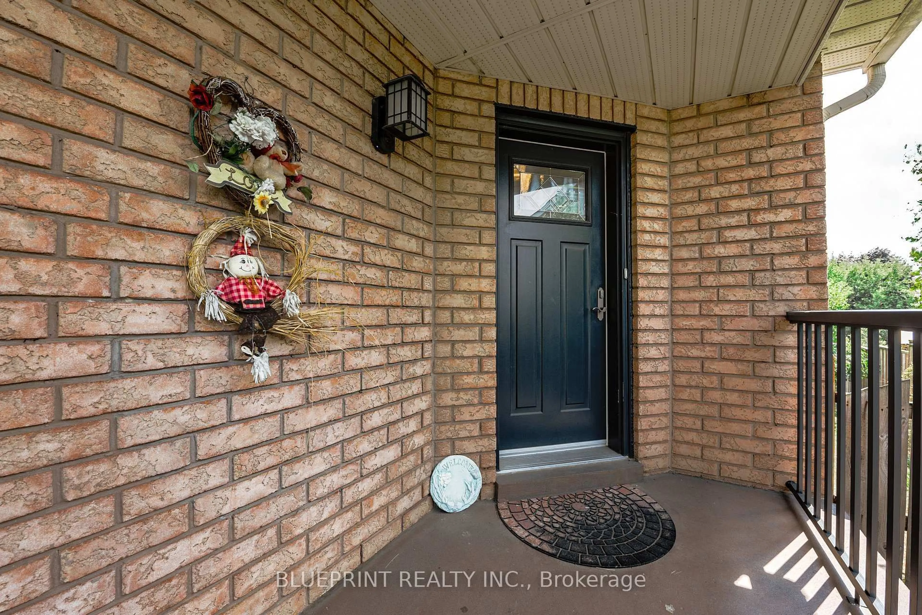 Indoor entryway for 812 Knotty Pine Grve, Mississauga Ontario L5W 1K2