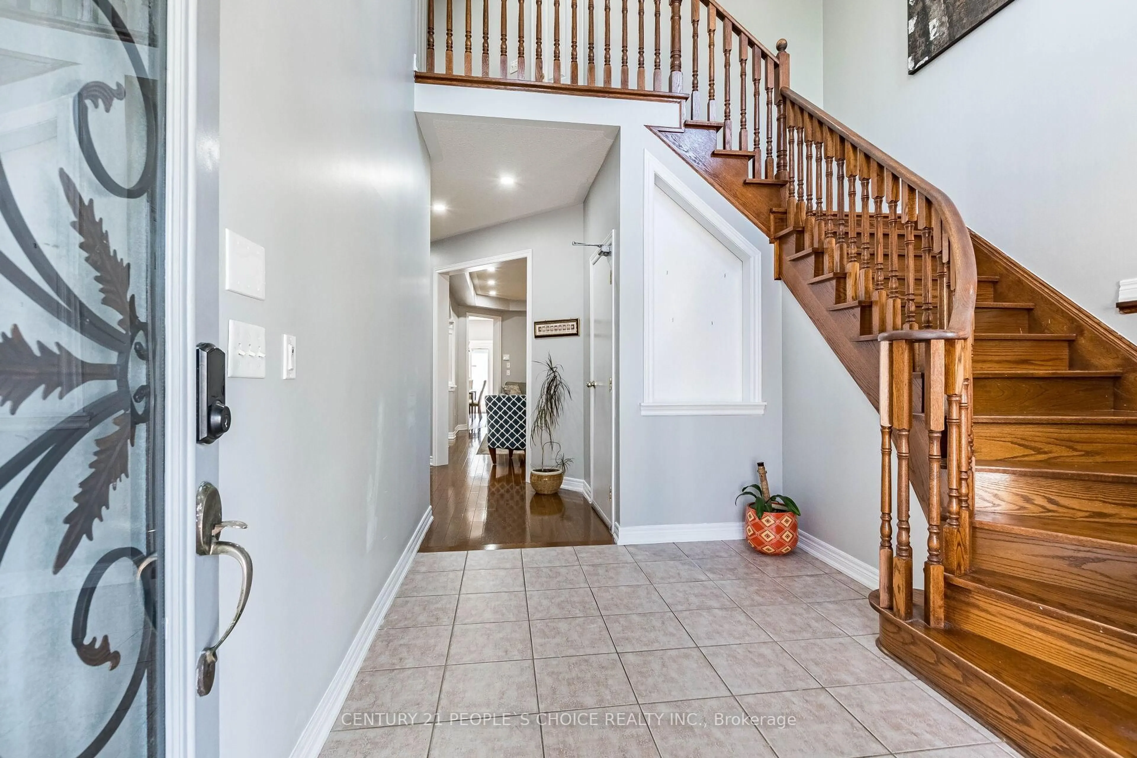 Indoor entryway for 9 Mellowood Ave, Brampton Ontario L6P 2N9