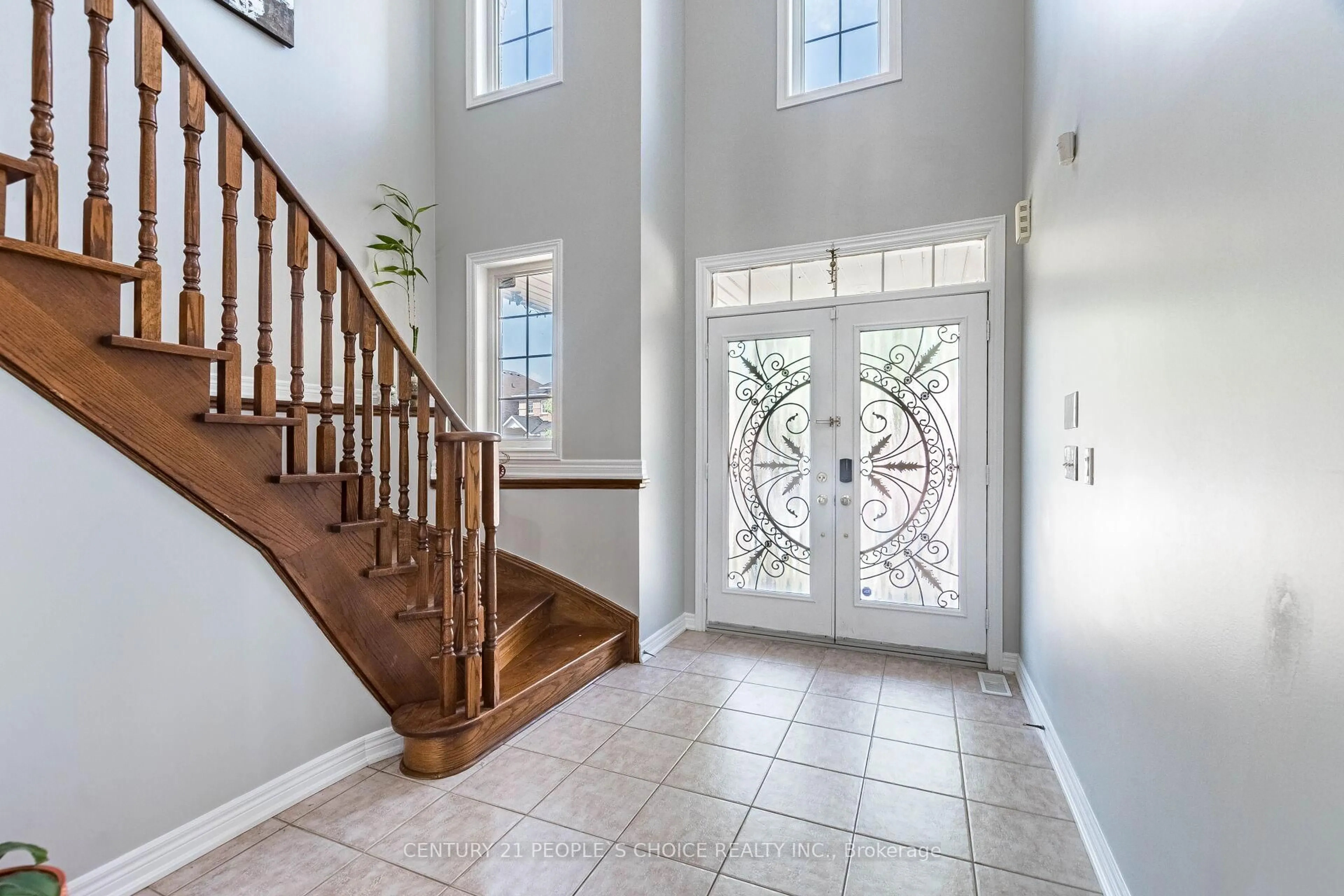 Indoor entryway for 9 Mellowood Ave, Brampton Ontario L6P 2N9