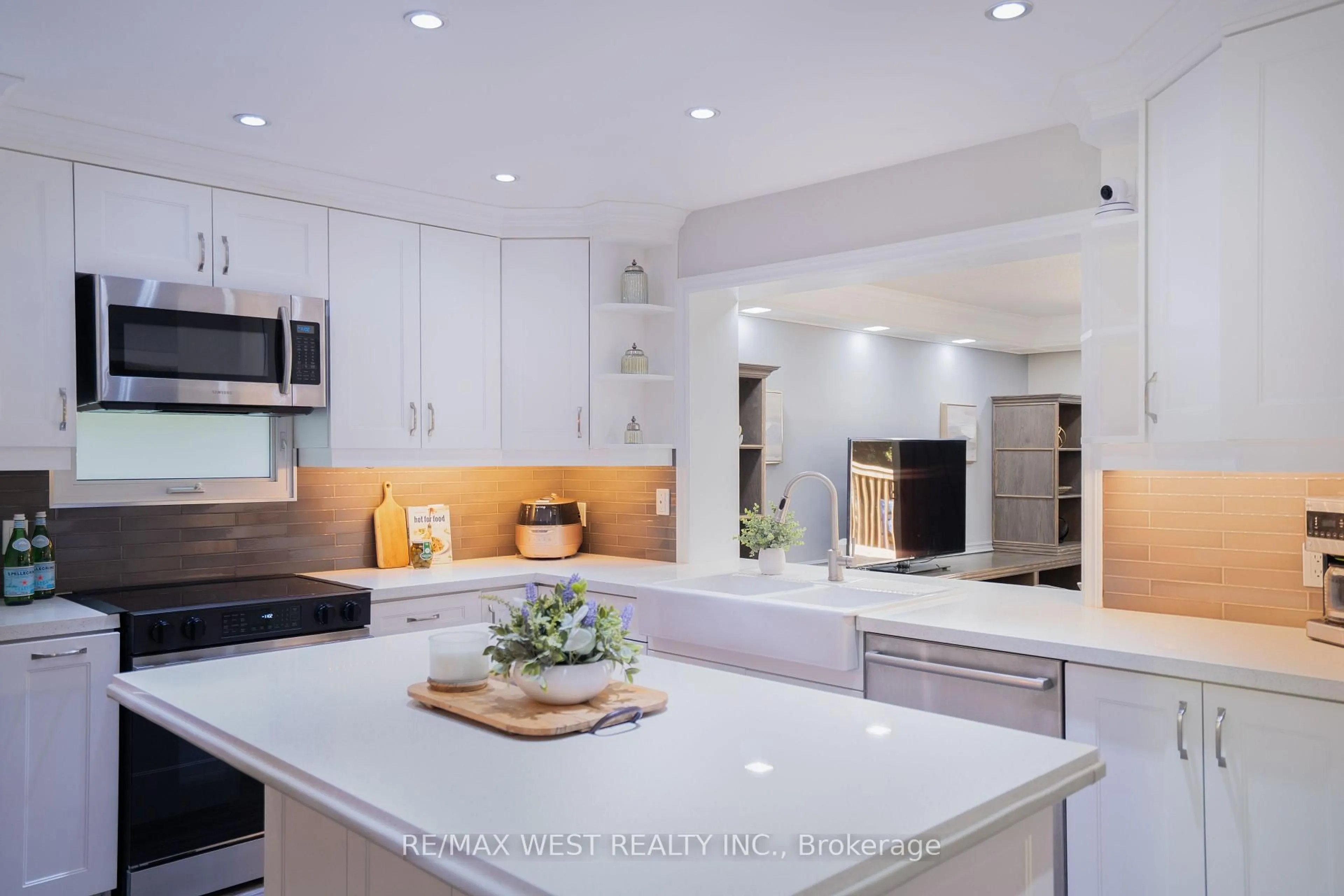 Contemporary kitchen, ceramic/tile floor for 4 Elmview Crt, Toronto Ontario M9A 2T8