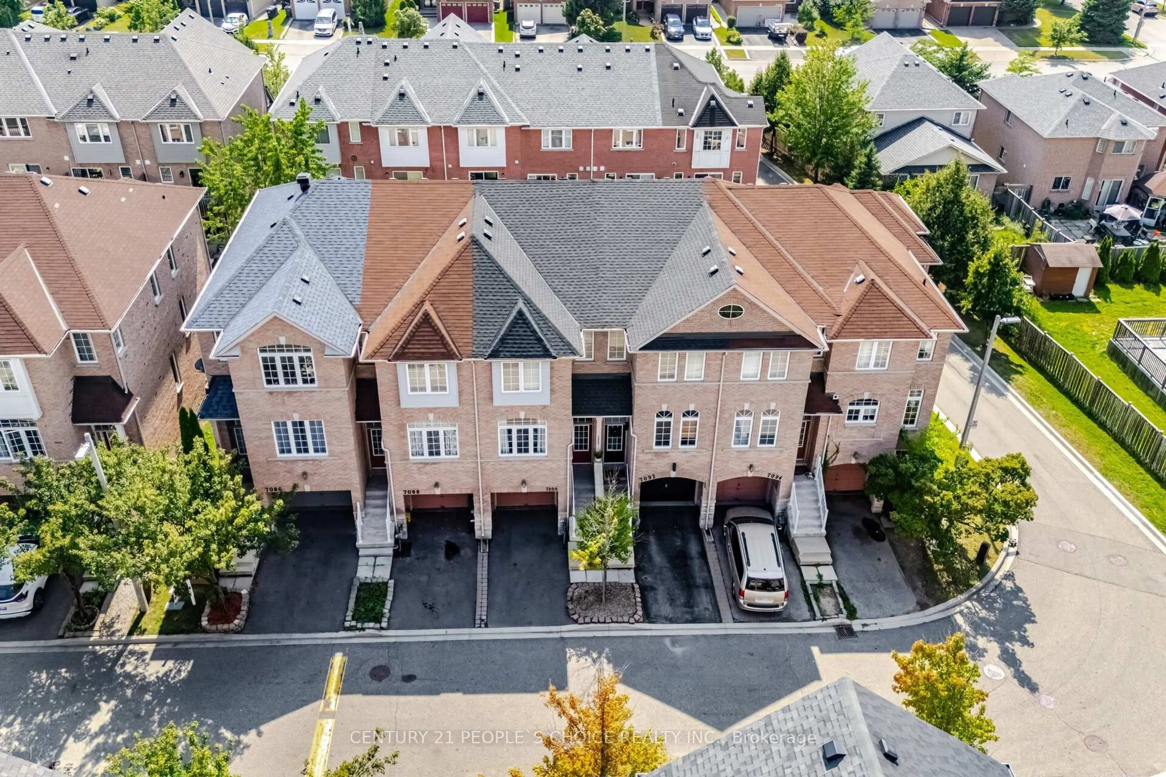 A pic from outside/outdoor area/front of a property/back of a property/a pic from drone, street for 7090 Fairmeadow Cres, Mississauga Ontario L5N 8R5