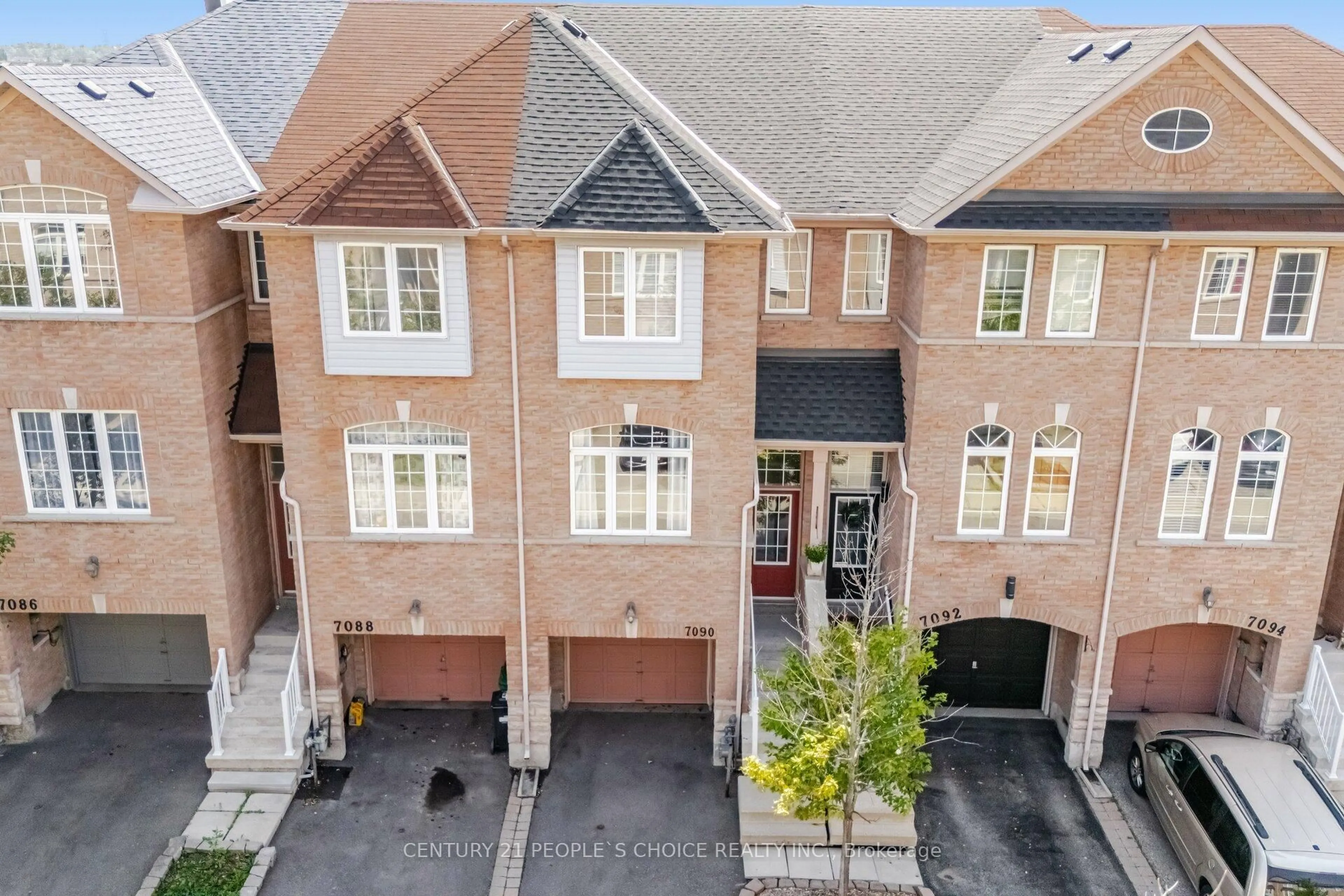 A pic from outside/outdoor area/front of a property/back of a property/a pic from drone, street for 7090 Fairmeadow Cres, Mississauga Ontario L5N 8R5