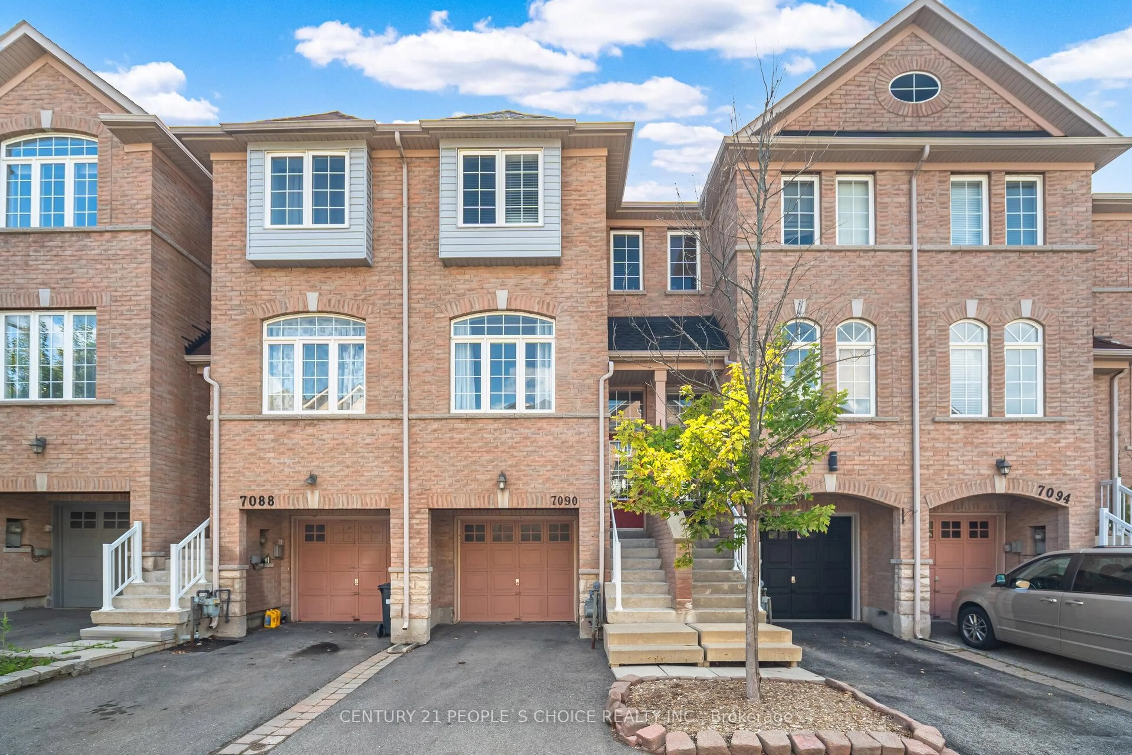 A pic from outside/outdoor area/front of a property/back of a property/a pic from drone, street for 7090 Fairmeadow Cres, Mississauga Ontario L5N 8R5