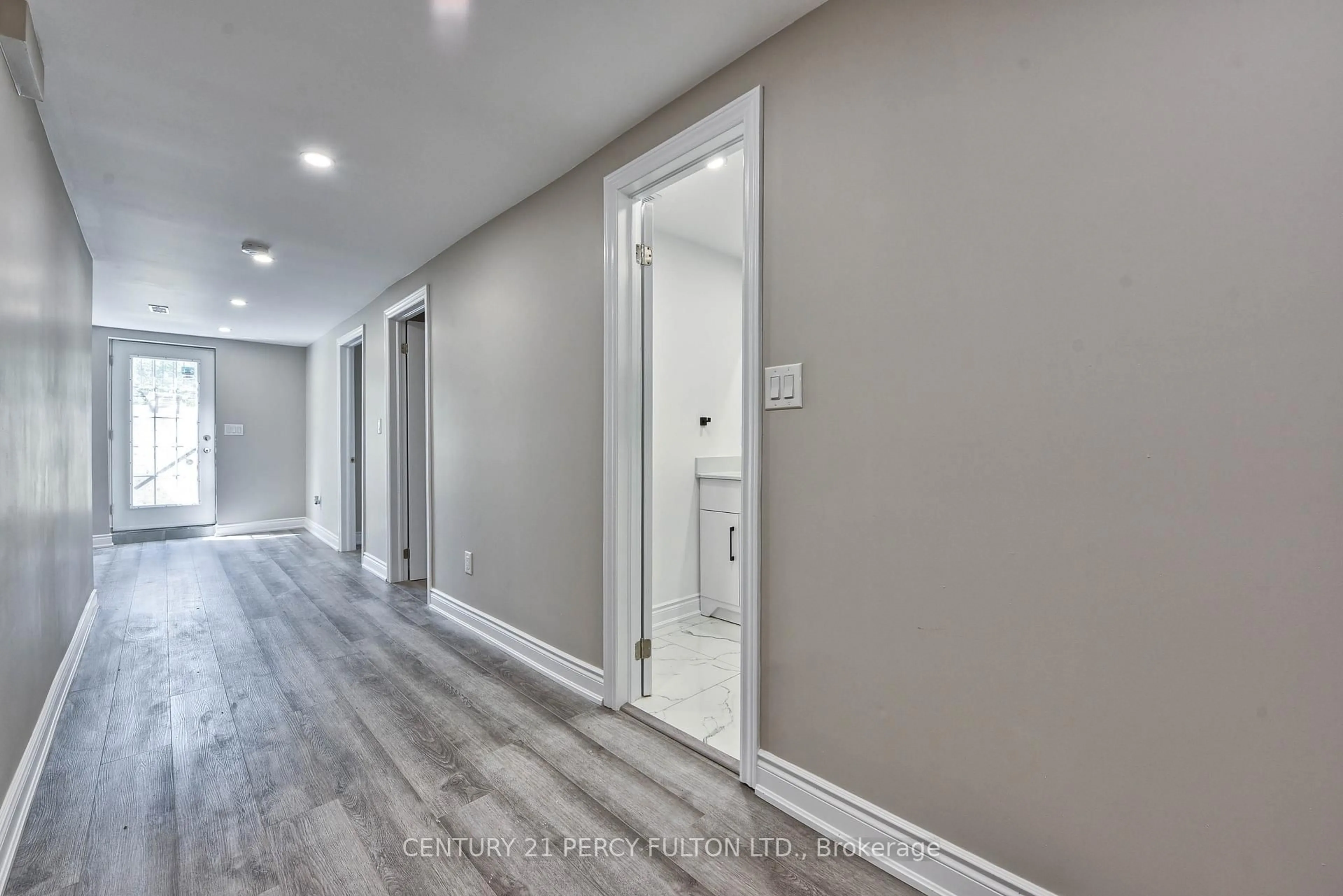 Indoor entryway for 32 Drum Oak Cres, Brampton Ontario L6T 1M5