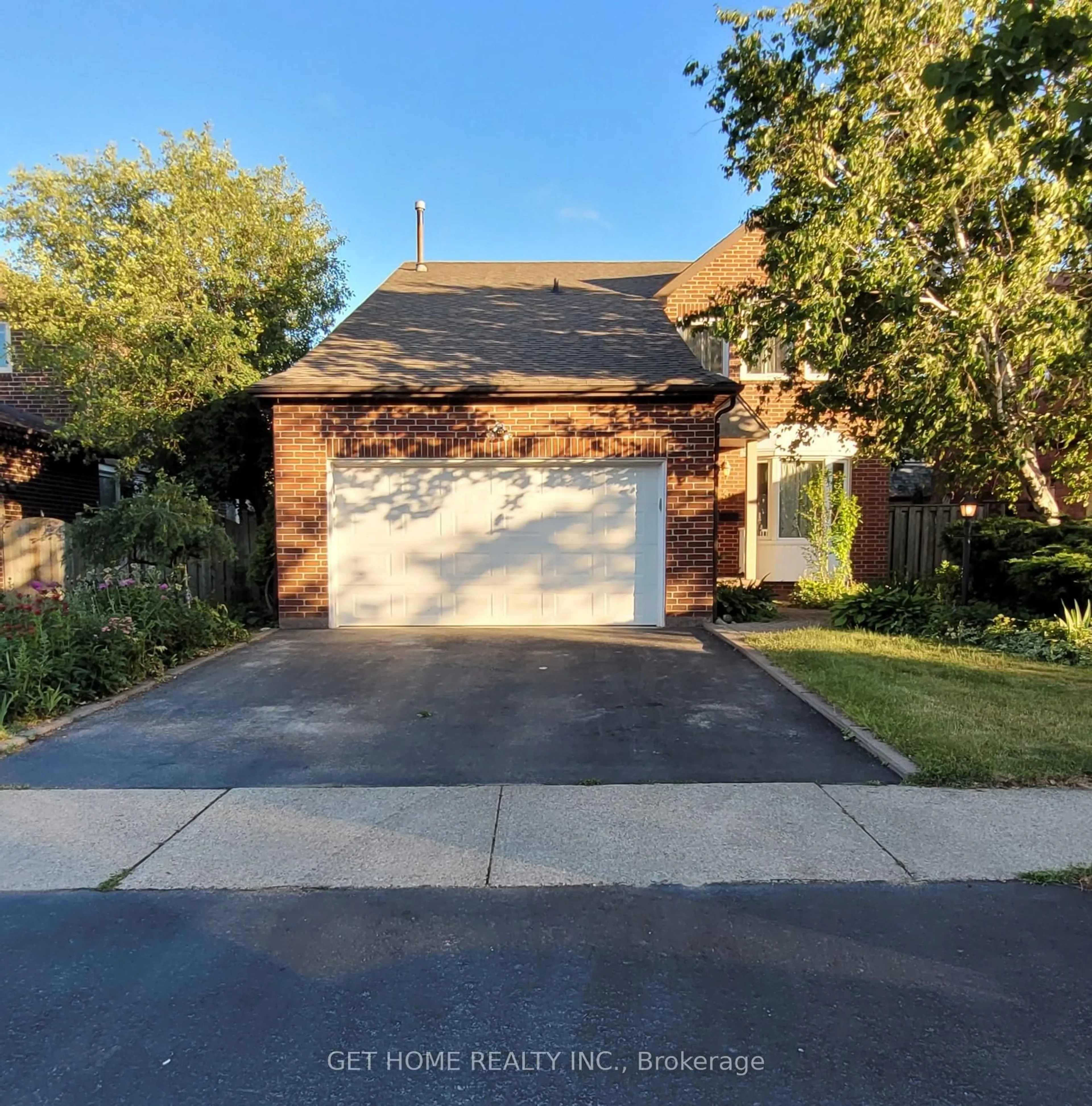 A pic from outside/outdoor area/front of a property/back of a property/a pic from drone, street for 32 Torrance Woods, Brampton Ontario L6Y 2T2
