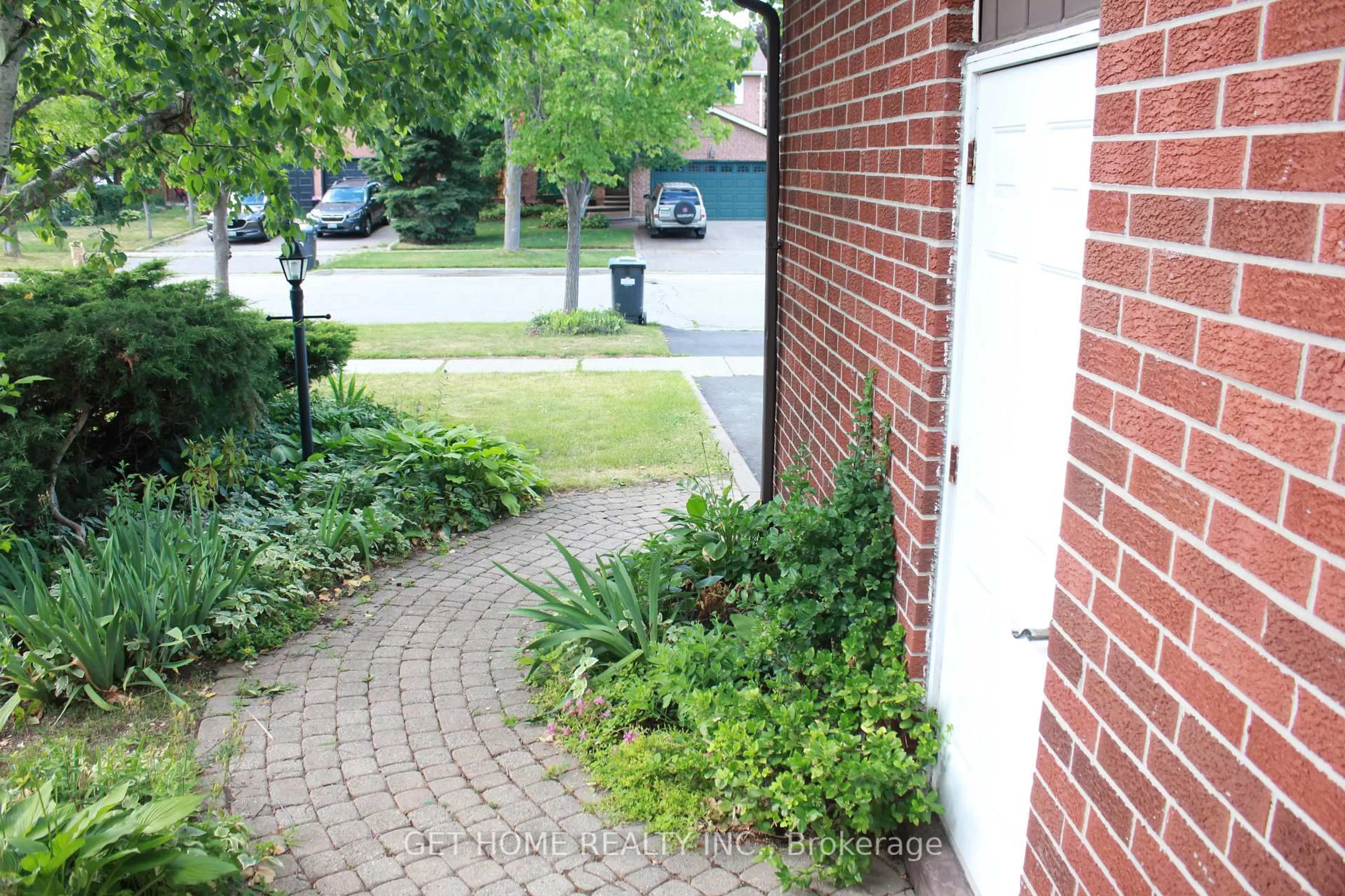 Patio, street for 32 Torrance Woods, Brampton Ontario L6Y 2T2