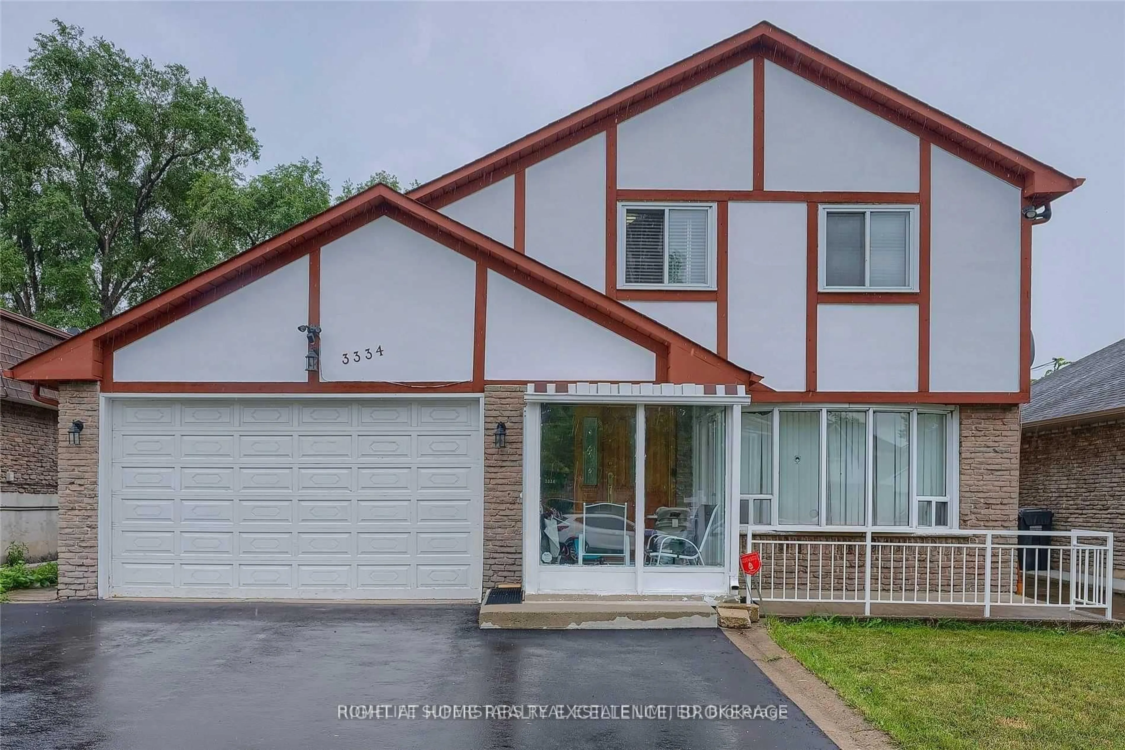 Home with vinyl exterior material, street for 3334 Brandon Gate Dr, Mississauga Ontario L4T 2G4