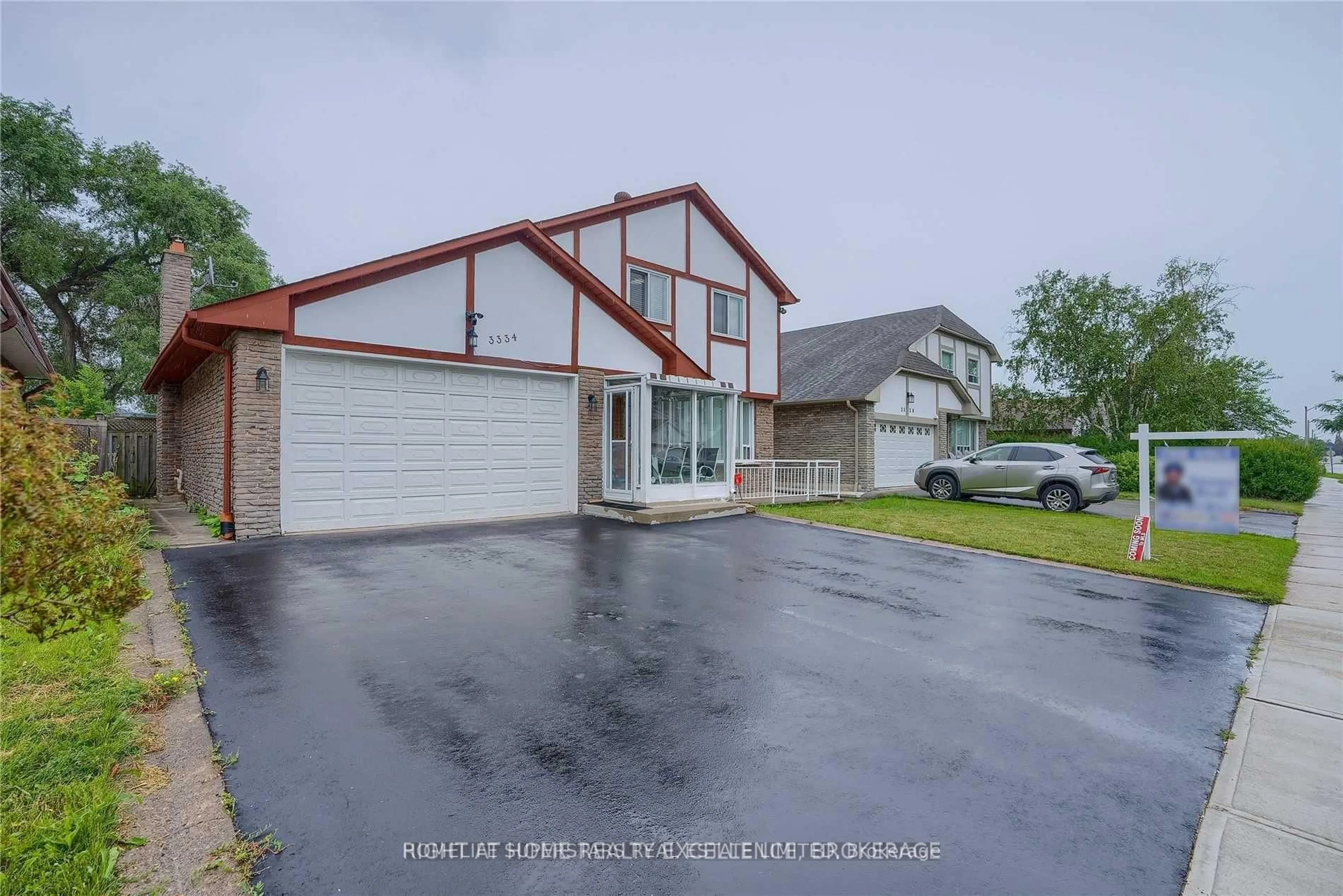 A pic from outside/outdoor area/front of a property/back of a property/a pic from drone, street for 3334 Brandon Gate Dr, Mississauga Ontario L4T 2G4