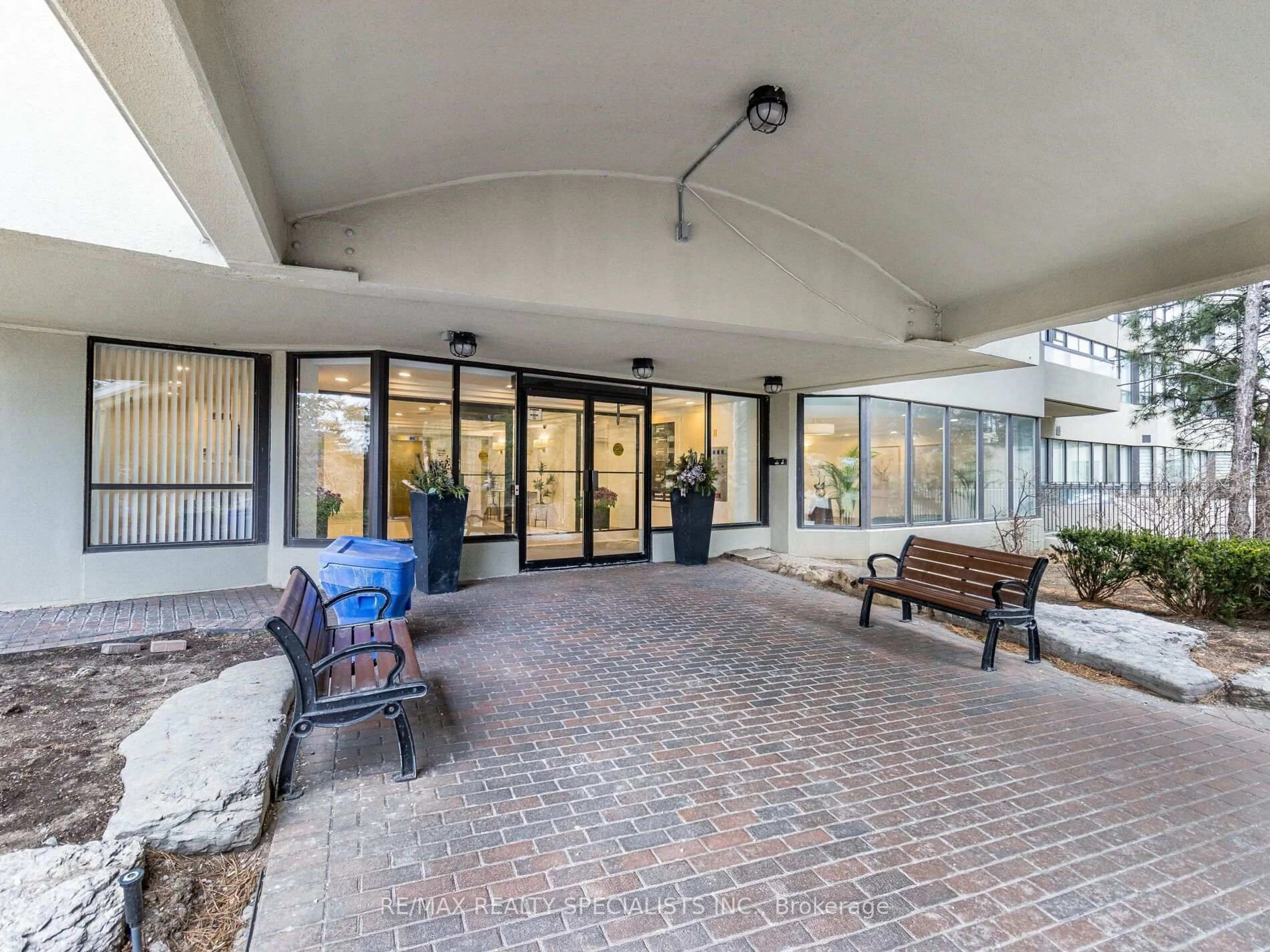 Indoor foyer for 22 Hanover Rd #210, Brampton Ontario L6S 5K7
