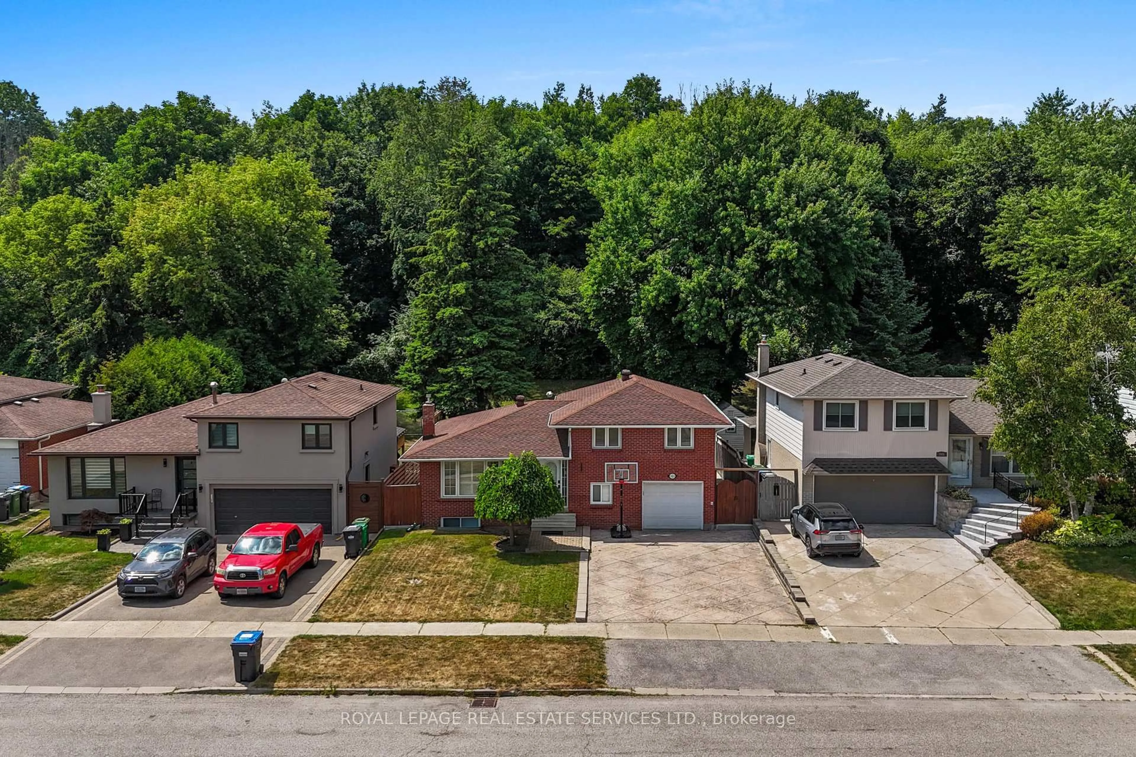 A pic from outside/outdoor area/front of a property/back of a property/a pic from drone, street for 163 Connaught Cres, Caledon Ontario L7E 2S8