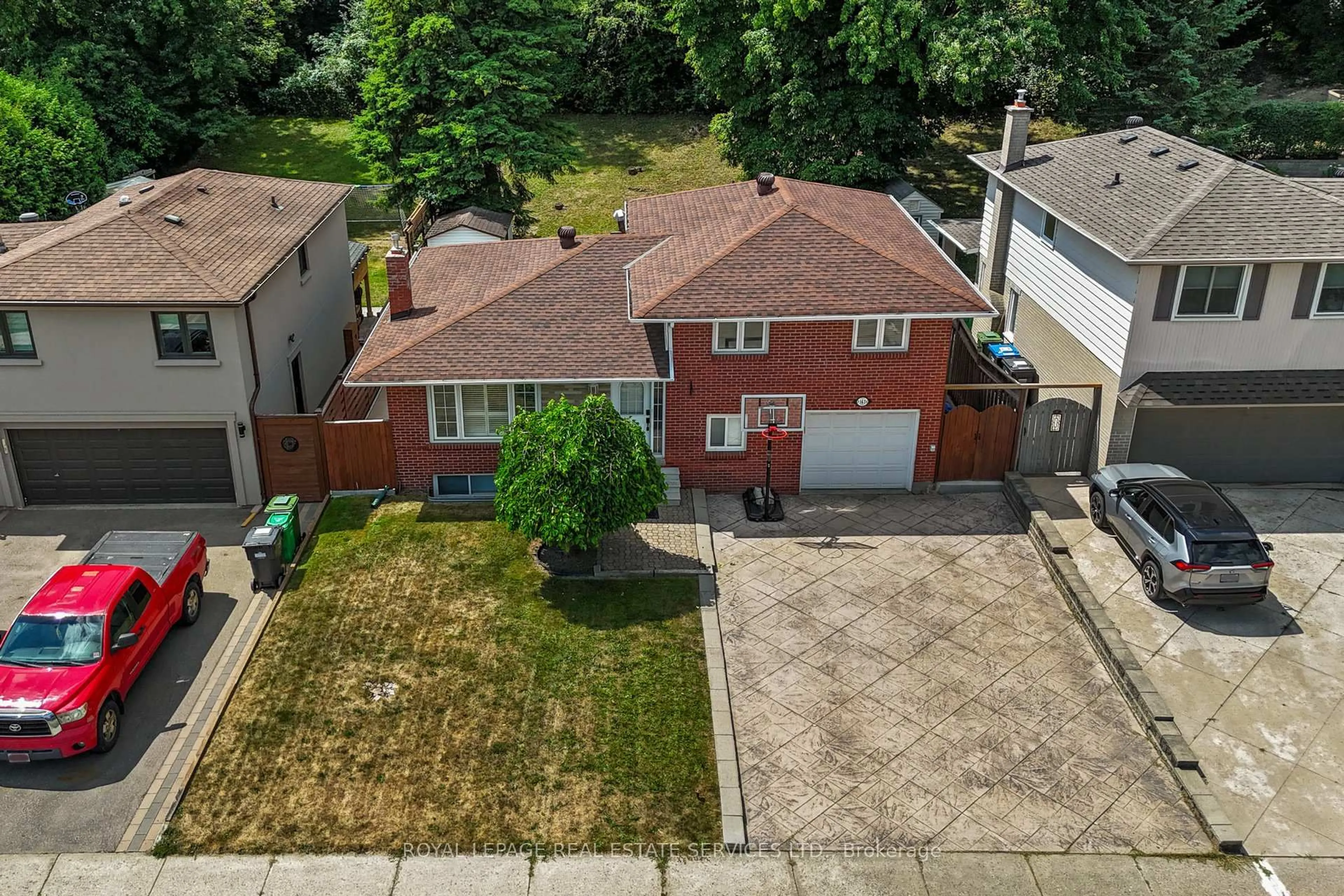 A pic from outside/outdoor area/front of a property/back of a property/a pic from drone, street for 163 Connaught Cres, Caledon Ontario L7E 2S8