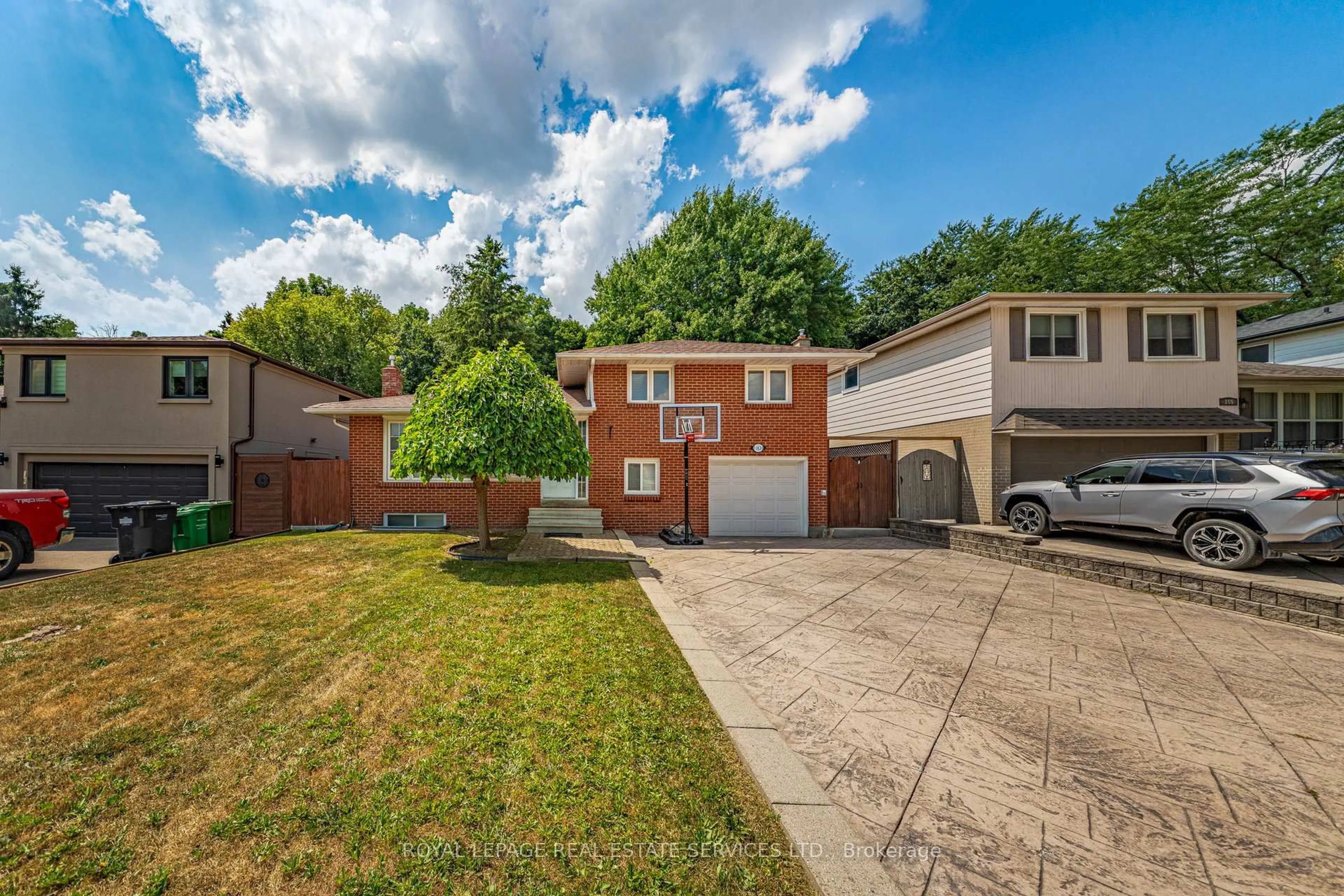 A pic from outside/outdoor area/front of a property/back of a property/a pic from drone, street for 163 Connaught Cres, Caledon Ontario L7E 2S8