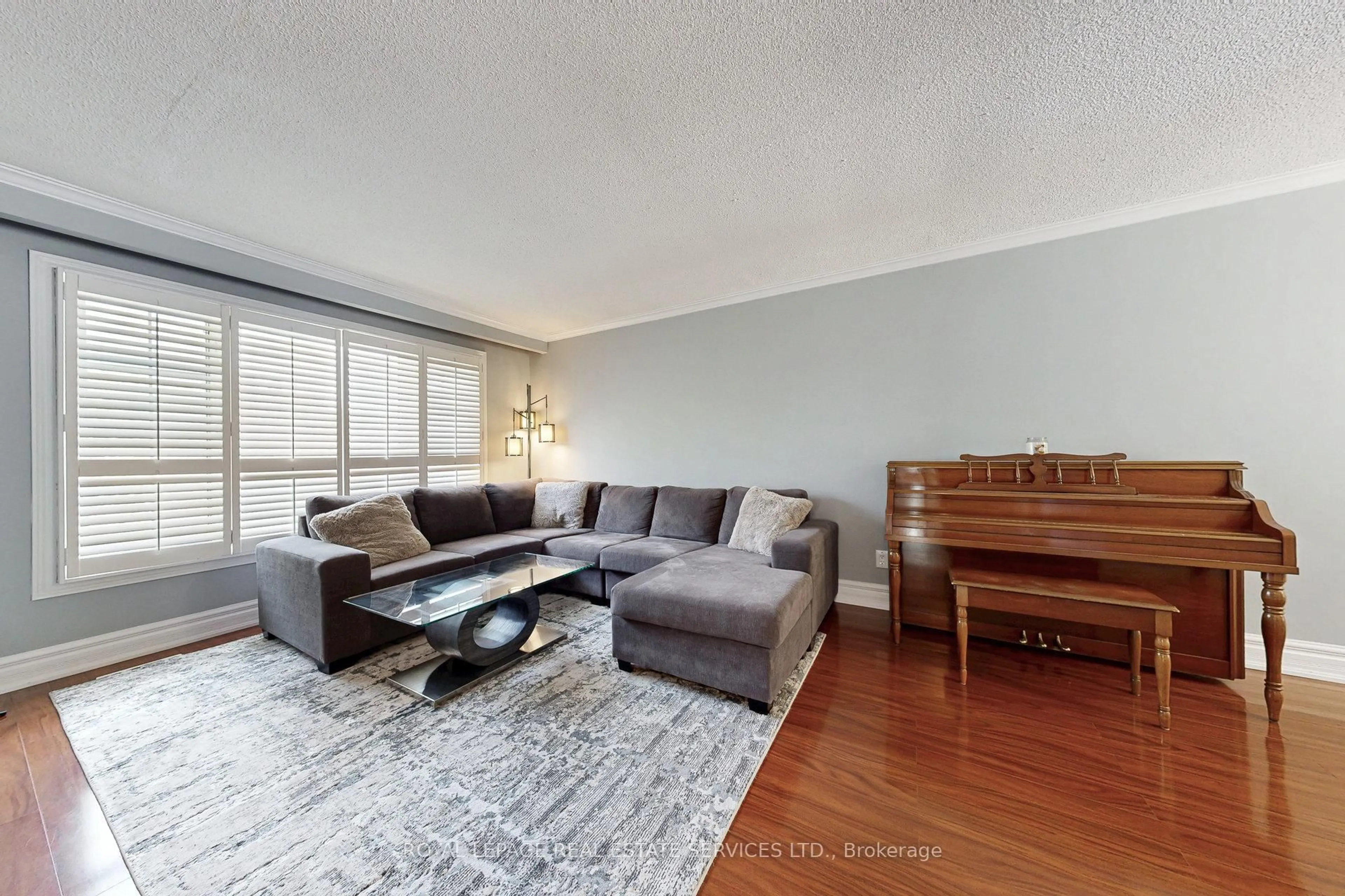 Living room with furniture, wood/laminate floor for 163 Connaught Cres, Caledon Ontario L7E 2S8