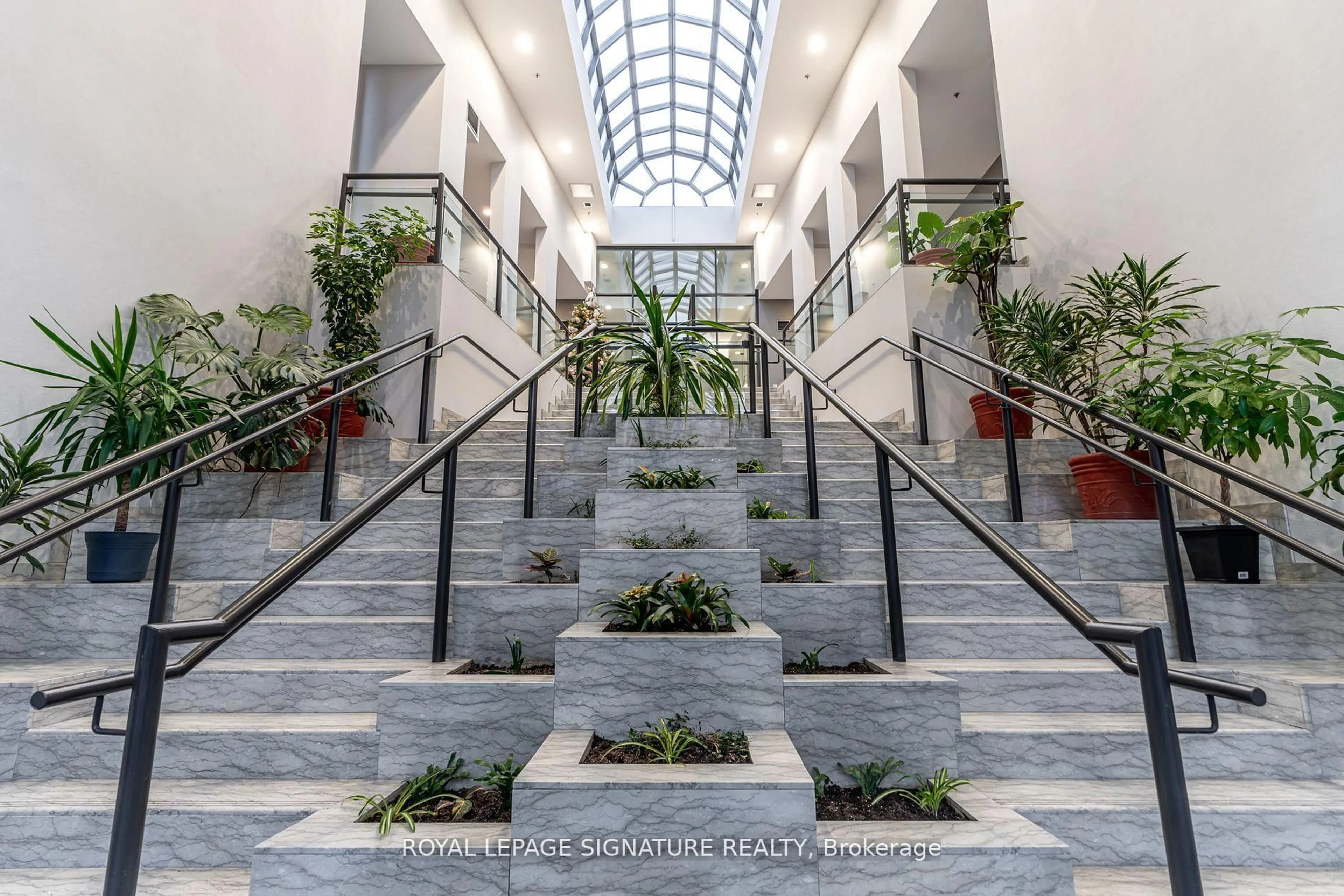 Indoor foyer for 3 Hickory Tree Rd #811, Toronto Ontario M9N 3W5