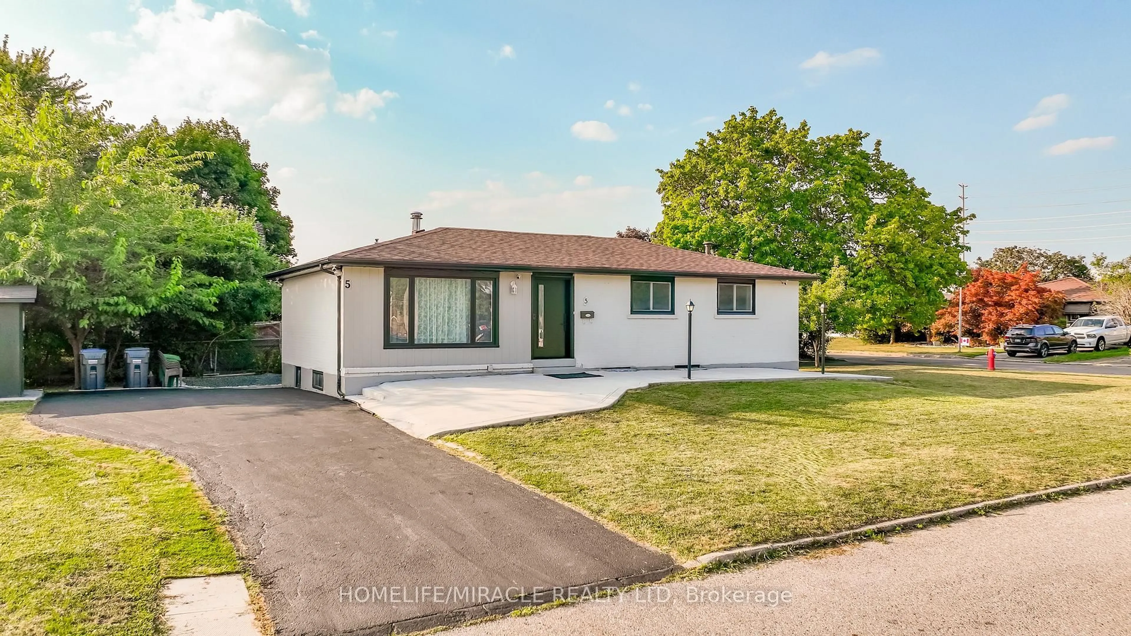 A pic from outside/outdoor area/front of a property/back of a property/a pic from drone, street for 5 Finsbury Dr, Brampton Ontario L6T 3R1