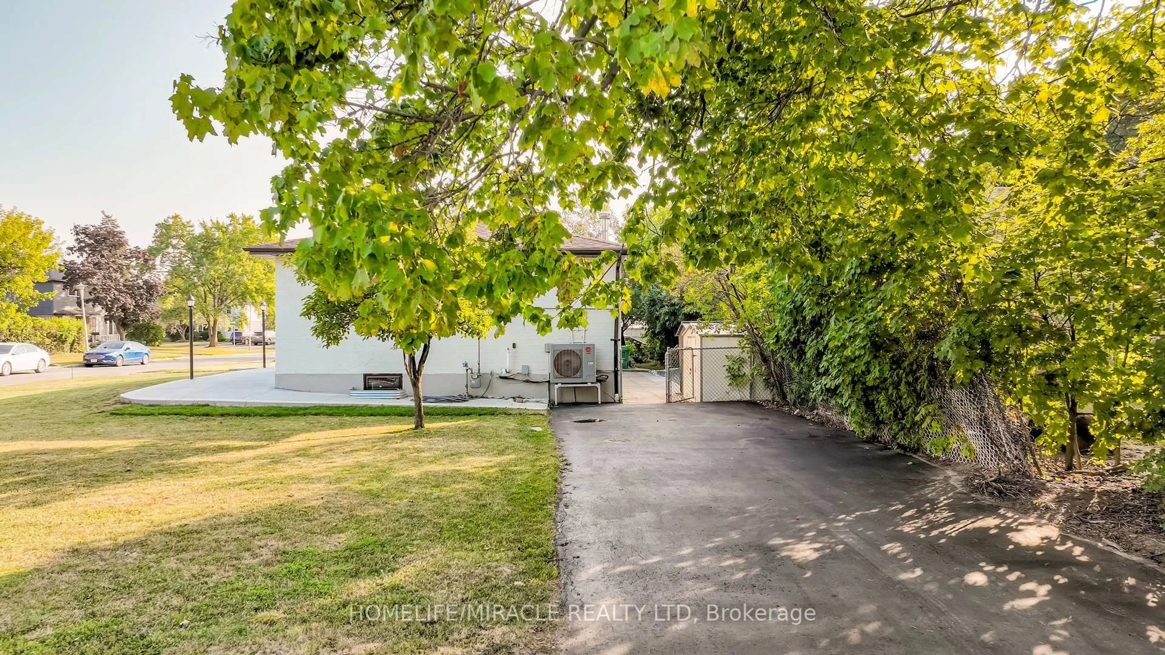 A pic from outside/outdoor area/front of a property/back of a property/a pic from drone, street for 5 Finsbury Dr, Brampton Ontario L6T 3R1