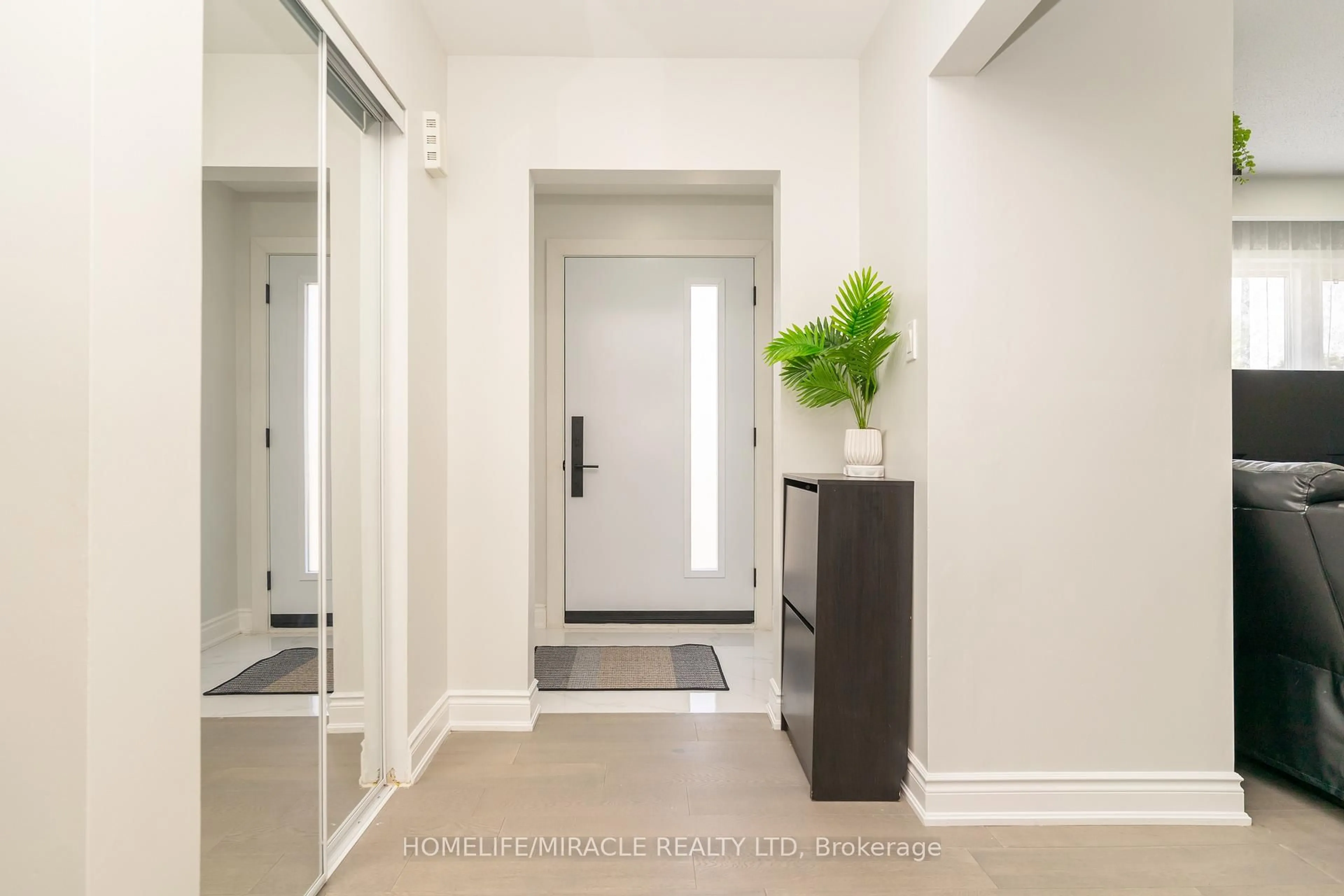 Indoor entryway for 5 Finsbury Dr, Brampton Ontario L6T 3R1