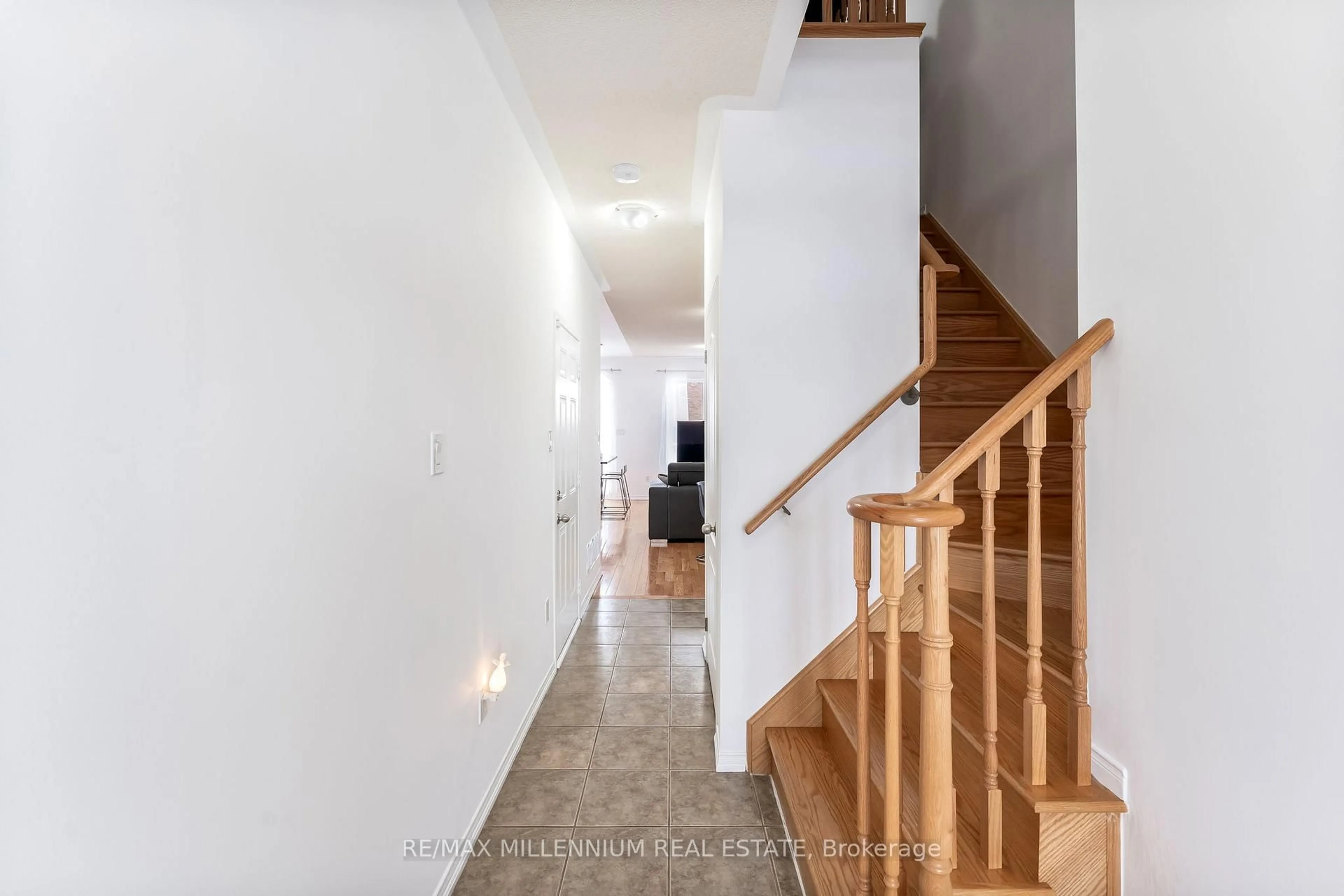 Indoor foyer for 70 Sussexvale Dr, Brampton Ontario L6R 3R4