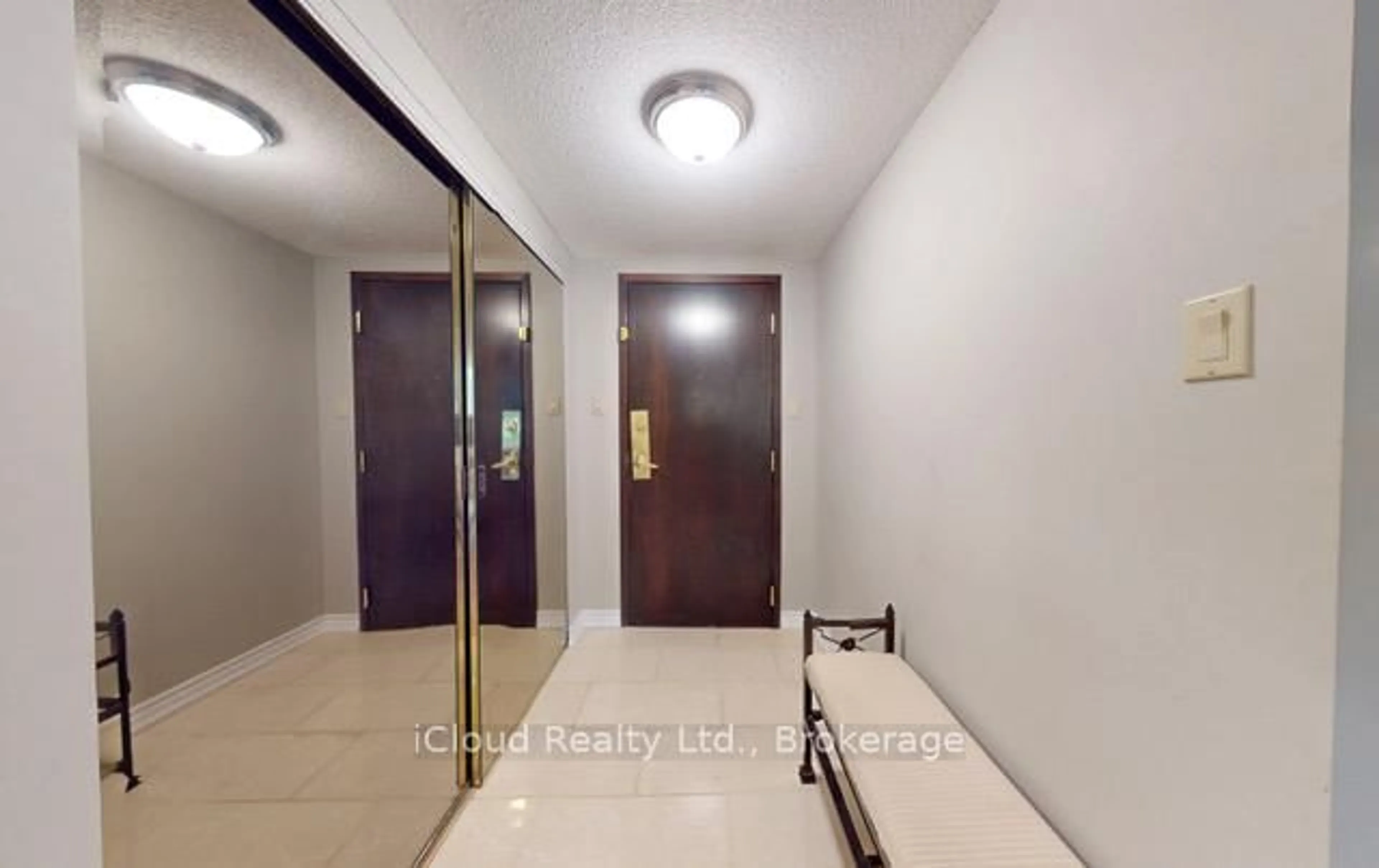 Indoor foyer for 100 MILLSIDE Dr #206, Milton Ontario L9T 5E2