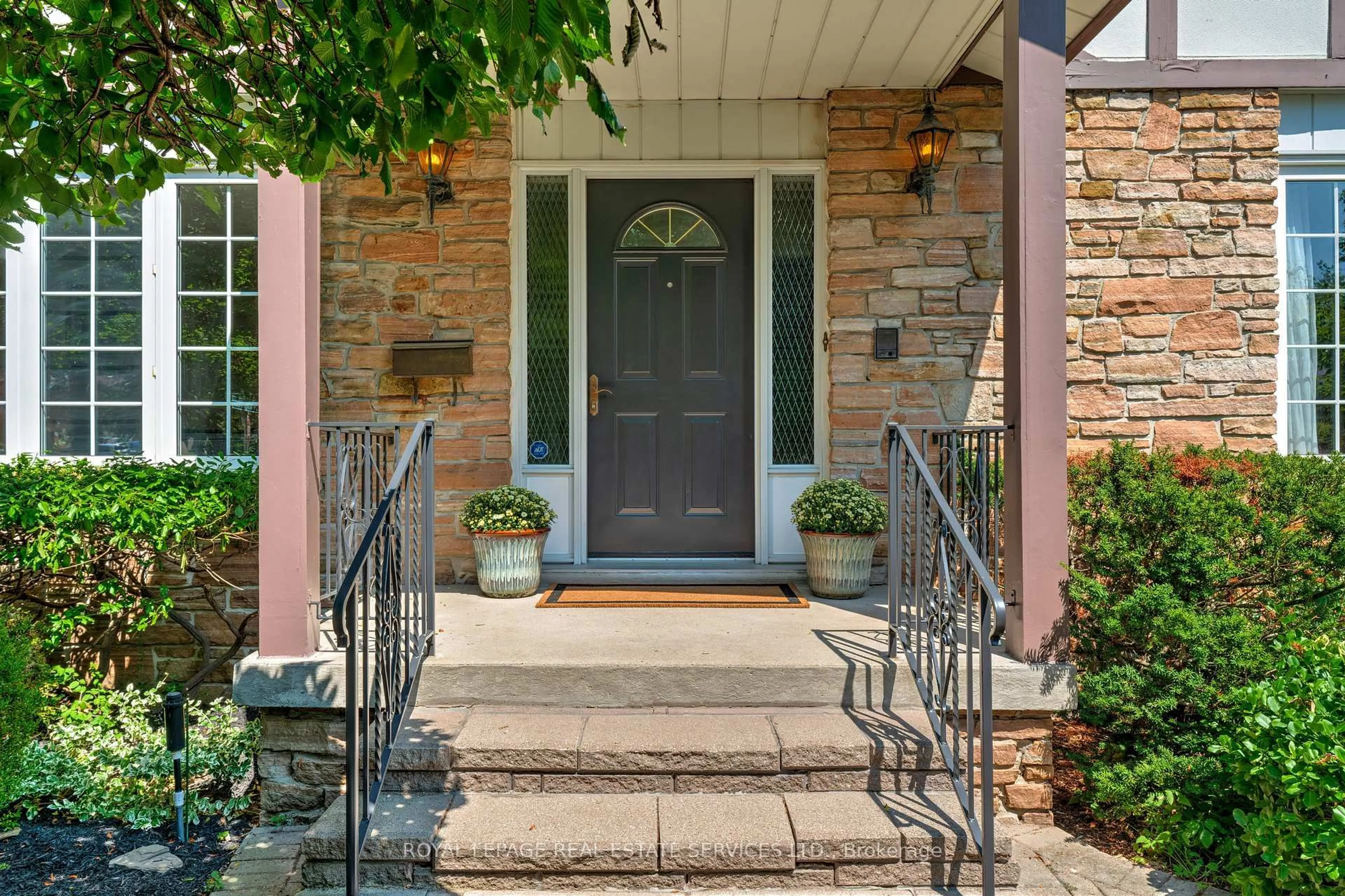 Indoor entryway for 65 Cameo St, Oakville Ontario L6J 5X9