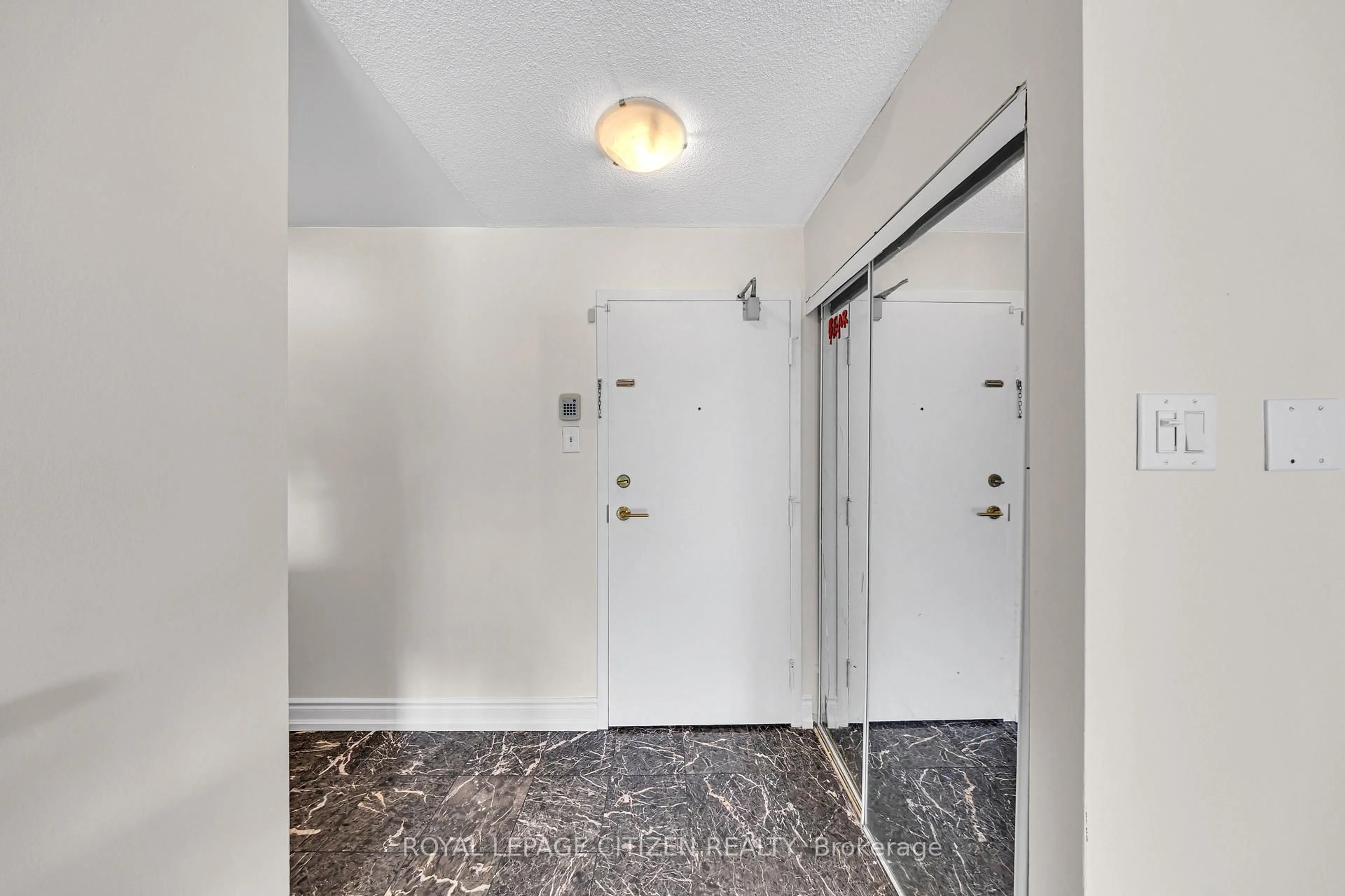 Indoor foyer for 4205 Shipp Dr #301, Mississauga Ontario L4Z 2Y9