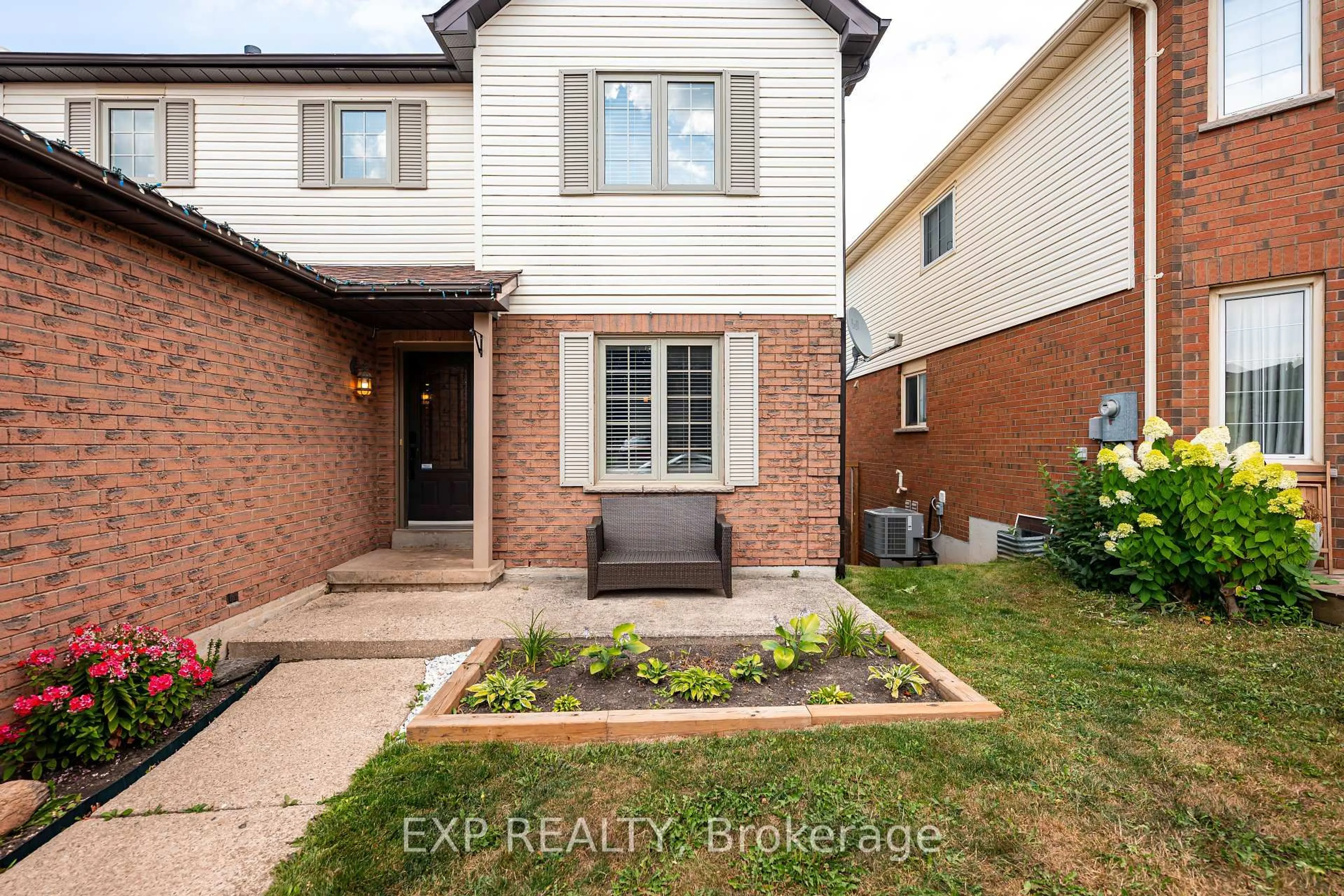 Home with brick exterior material, street for 581 College Ave, Orangeville Ontario L9W 4S5