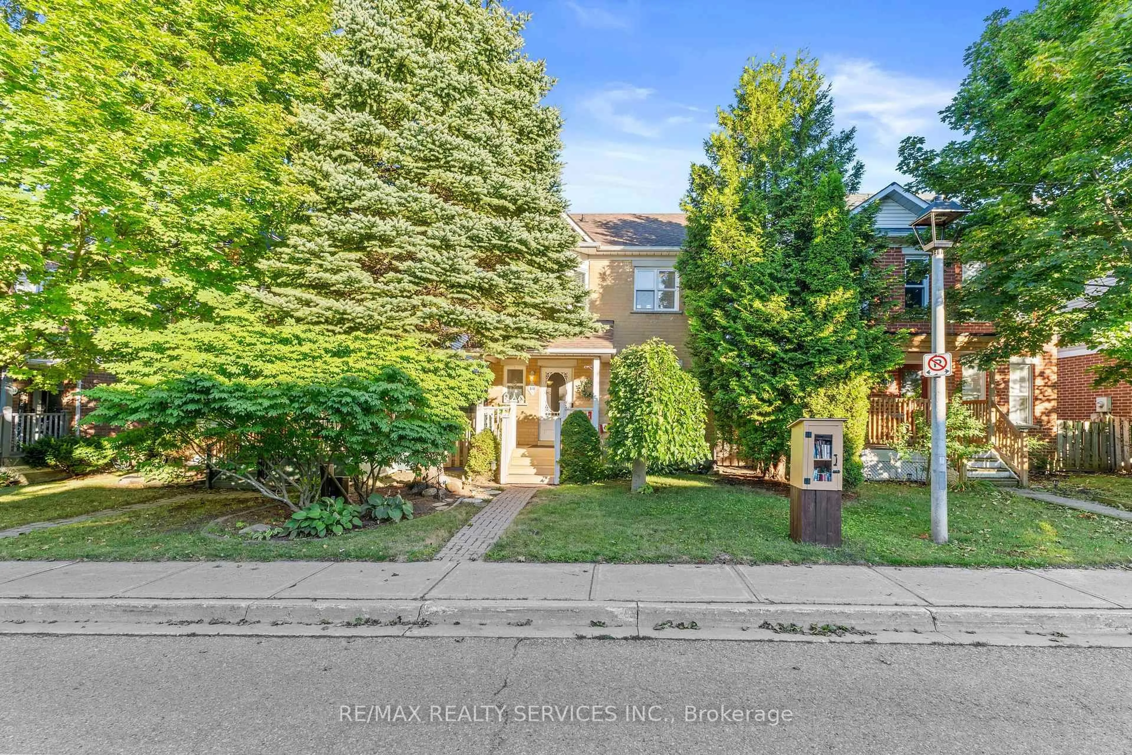 A pic from outside/outdoor area/front of a property/back of a property/a pic from drone, street for 310 Dogwood St, Orangeville Ontario L9W 4Z7
