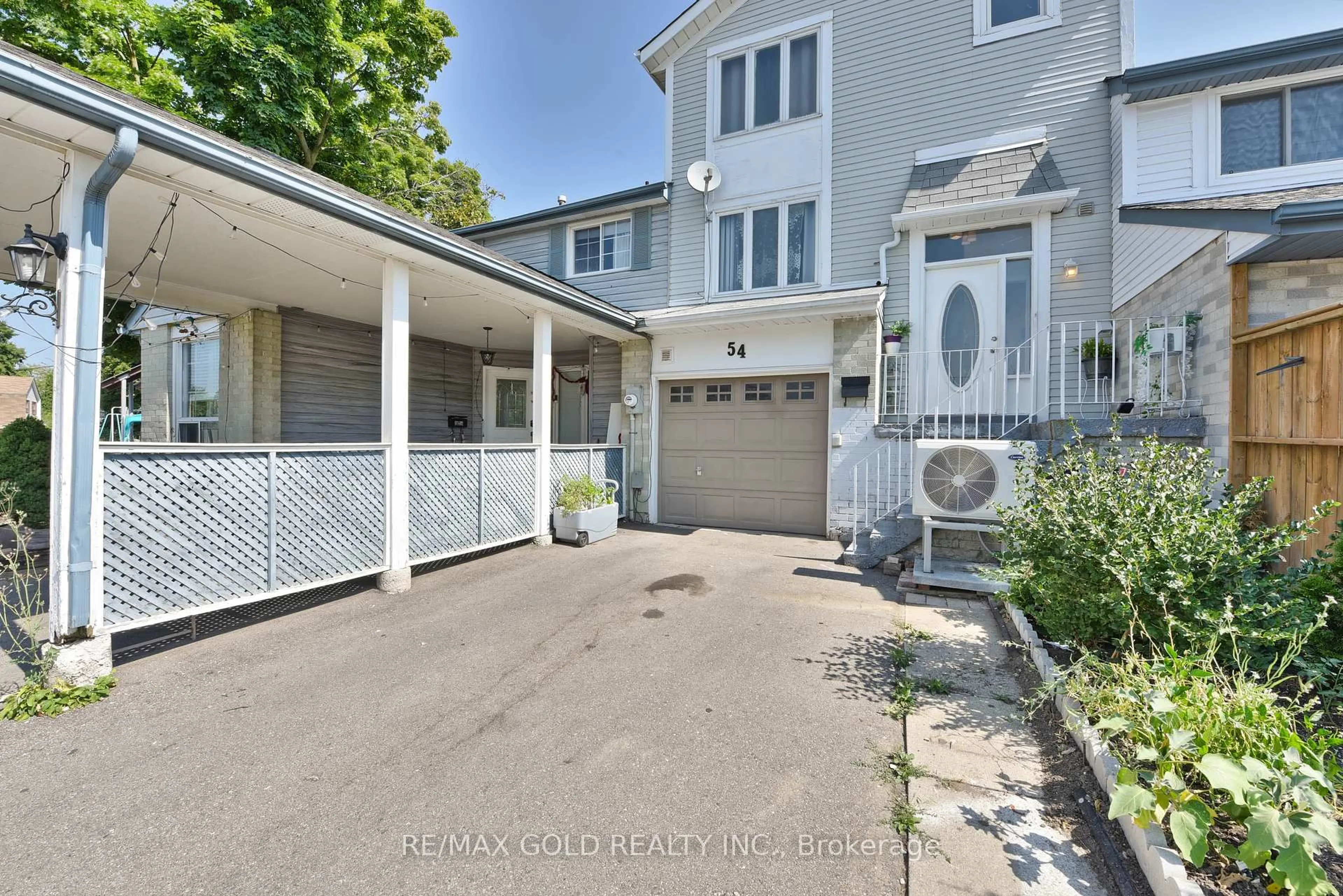 A pic from outside/outdoor area/front of a property/back of a property/a pic from drone, street for 54 Nottawasaga Cres, Brampton Ontario L6Z 1B9