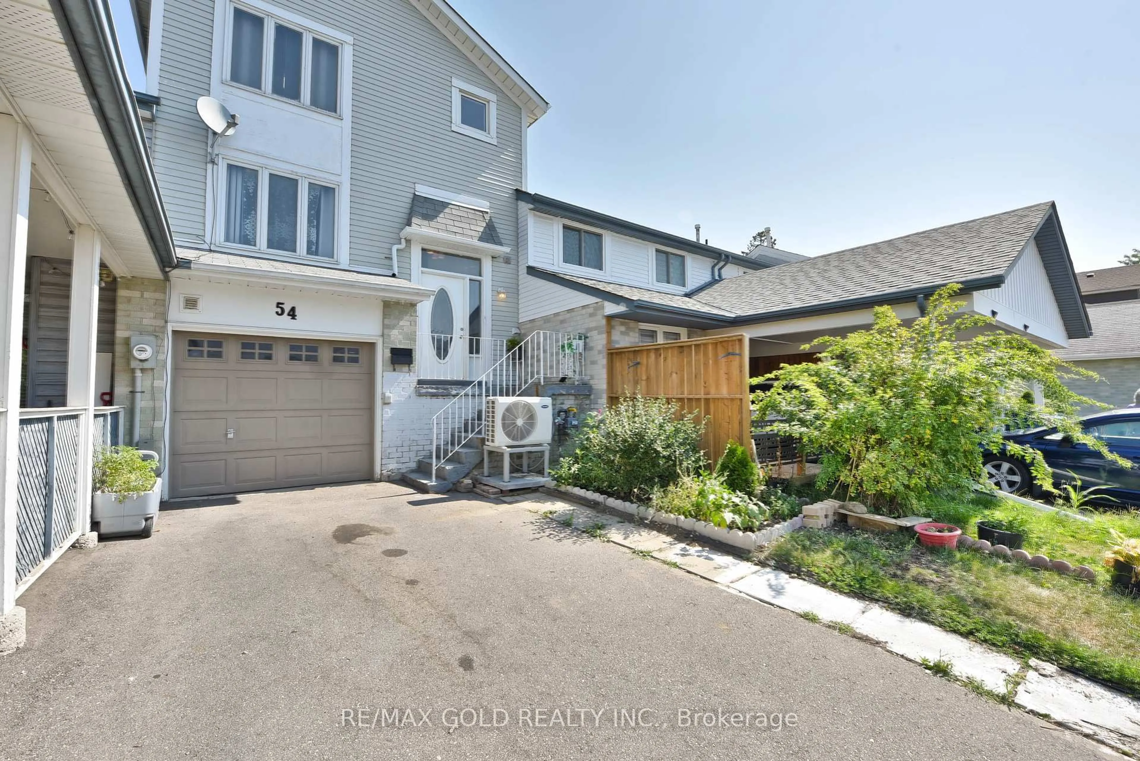 A pic from outside/outdoor area/front of a property/back of a property/a pic from drone, street for 54 Nottawasaga Cres, Brampton Ontario L6Z 1B9